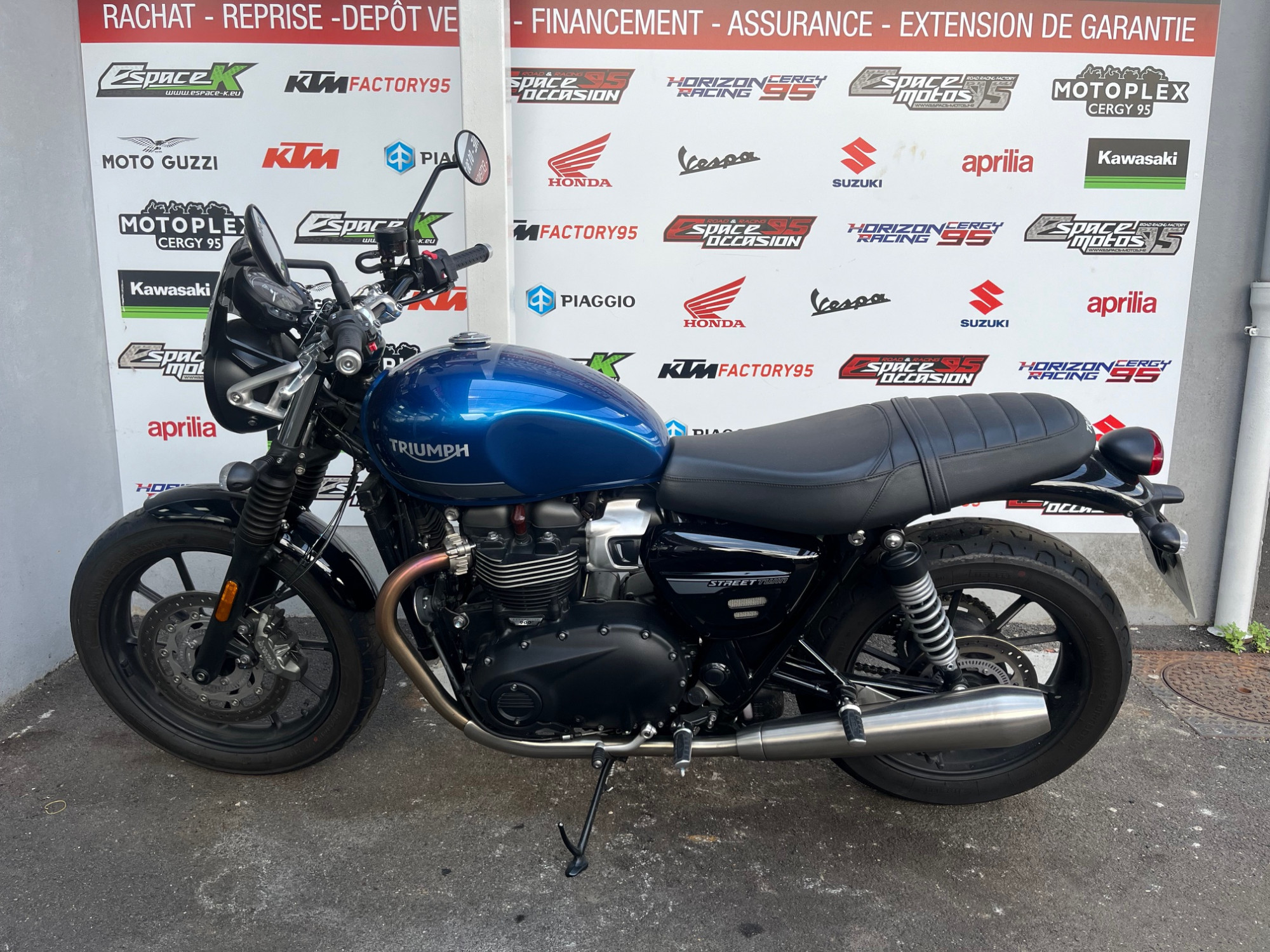 photo de TRIUMPH STREET TWIN  900 900 occasion de couleur  en vente à St Ouen L Aumone n°3