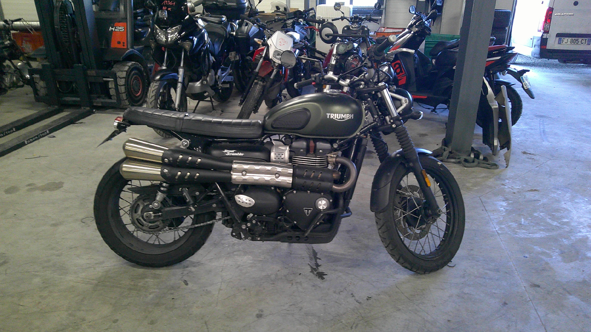 photo de TRIUMPH STREET SCRAMBLER  900 900 occasion de couleur  en vente à Arles n°3