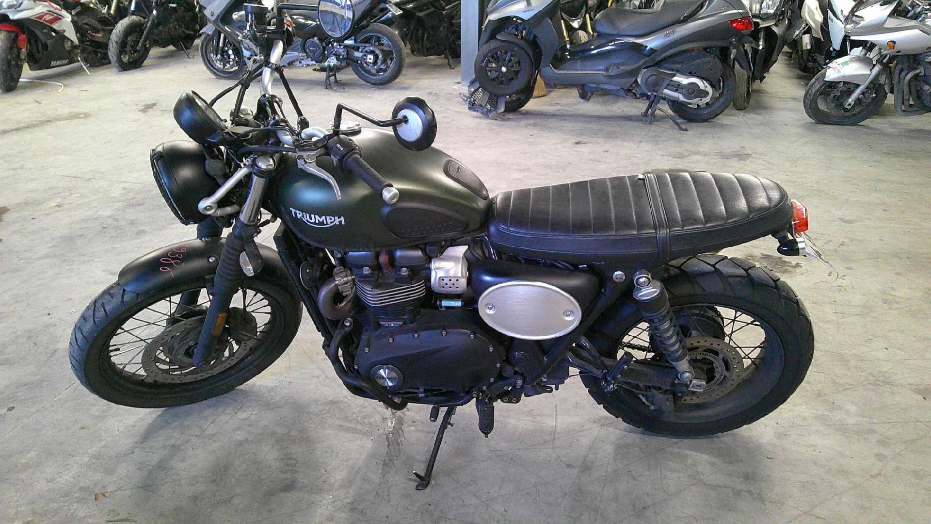 photo de TRIUMPH STREET SCRAMBLER  900 900 occasion de couleur  en vente   Arles