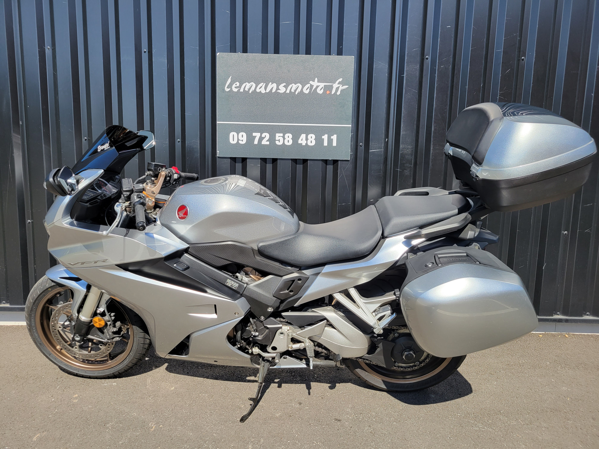 photo de HONDA VFR 800 F 800 occasion de couleur  en vente à Ruaudin n°3