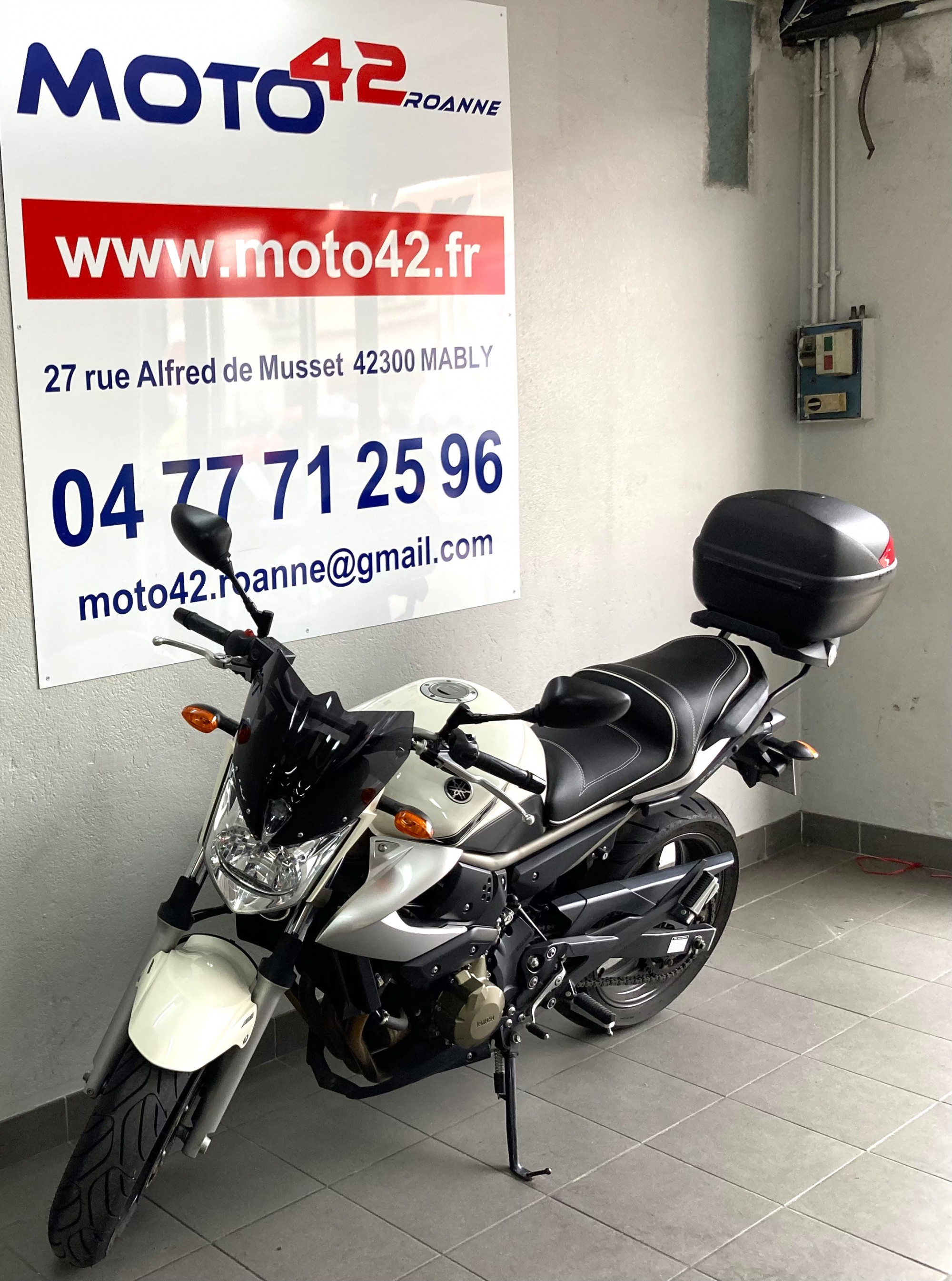 photo de YAMAHA XJ6-N 600 occasion de couleur  en vente à Mably n°2