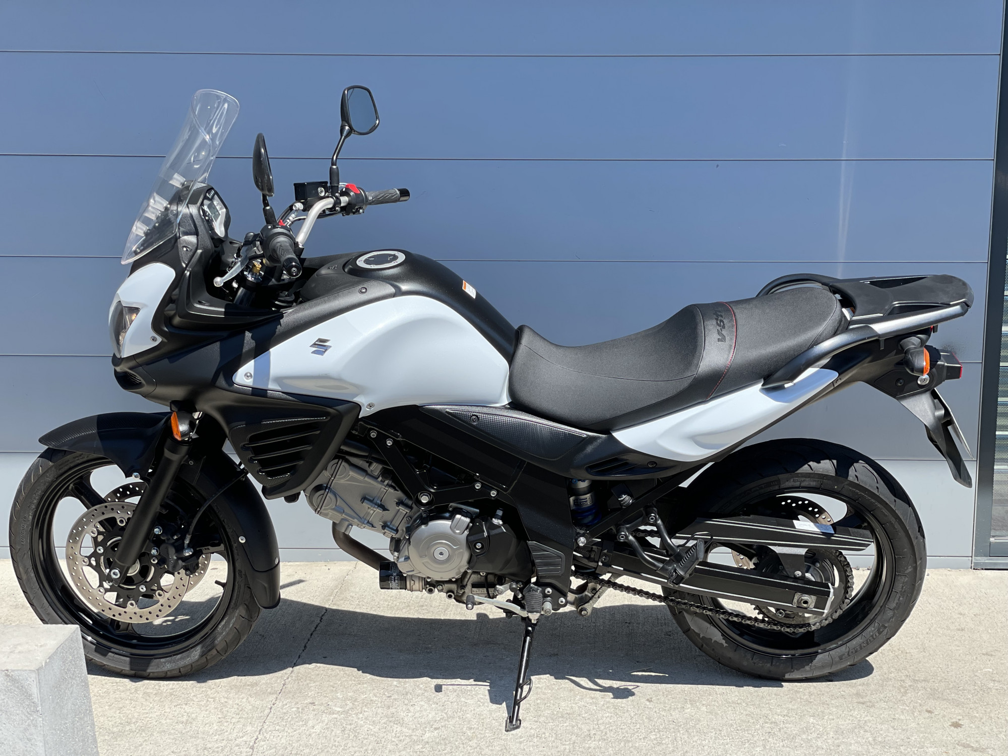 photo de SUZUKI DL 650 V-STROM 650 occasion de couleur  en vente à Aubiere n°2