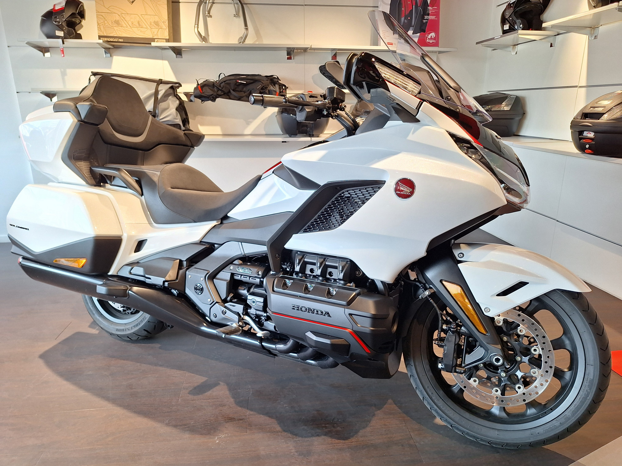 photo de HONDA GL 1800 GOLDWING DCT 1800 occasion de couleur  en vente à Paris 10 n°1