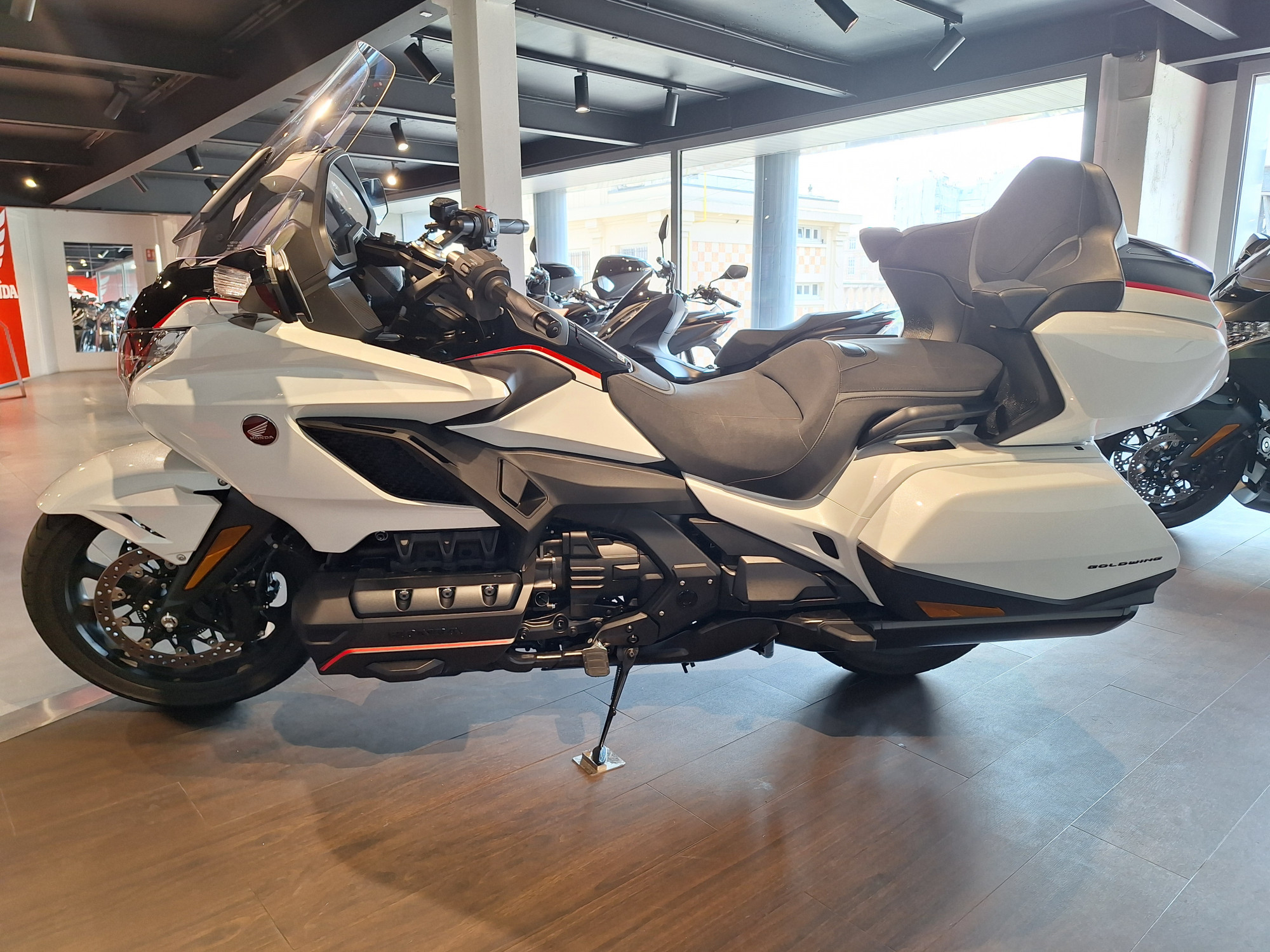 photo de HONDA GL 1800 GOLDWING DCT 1800 occasion de couleur  en vente à Paris 10 n°2