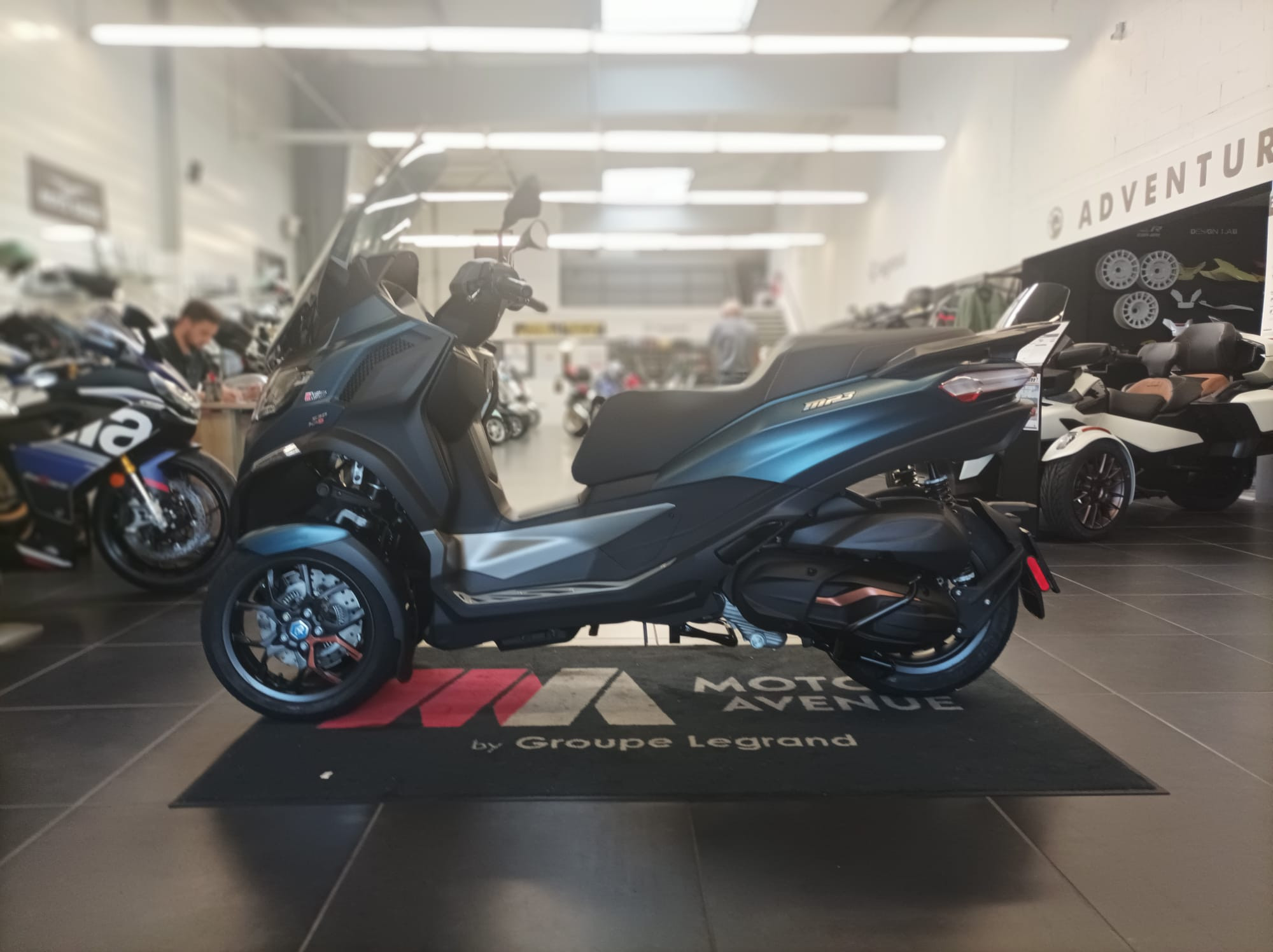 photo de PIAGGIO MP3 530 HPE EXCLUSIVE 530 occasion de couleur  en vente à Le Mans n°2