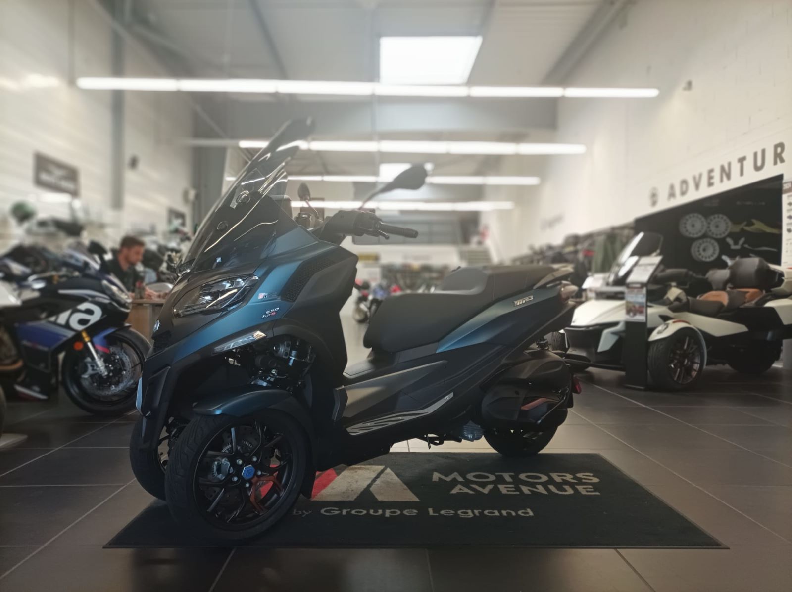 photo de PIAGGIO MP3 530 HPE EXCLUSIVE 530 occasion de couleur  en vente   Le Mans