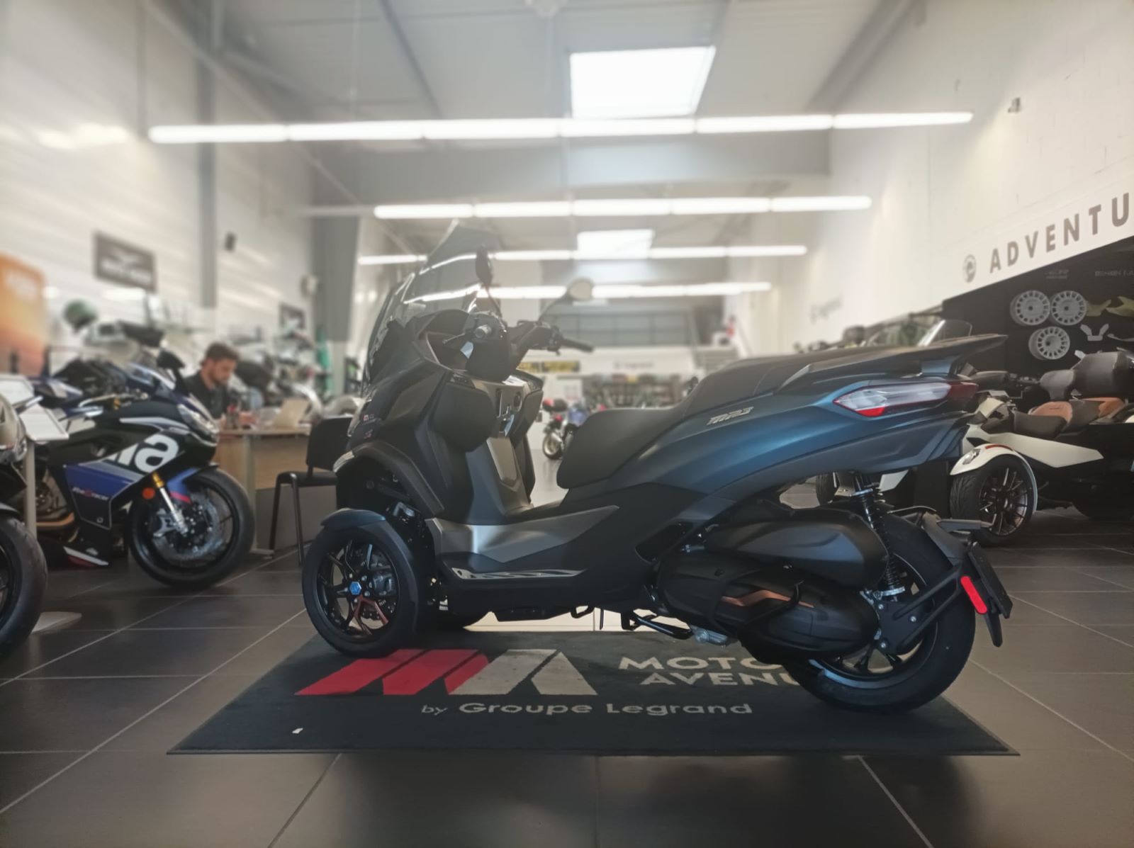 photo de PIAGGIO MP3 530 HPE EXCLUSIVE 530 occasion de couleur  en vente à Le Mans n°3