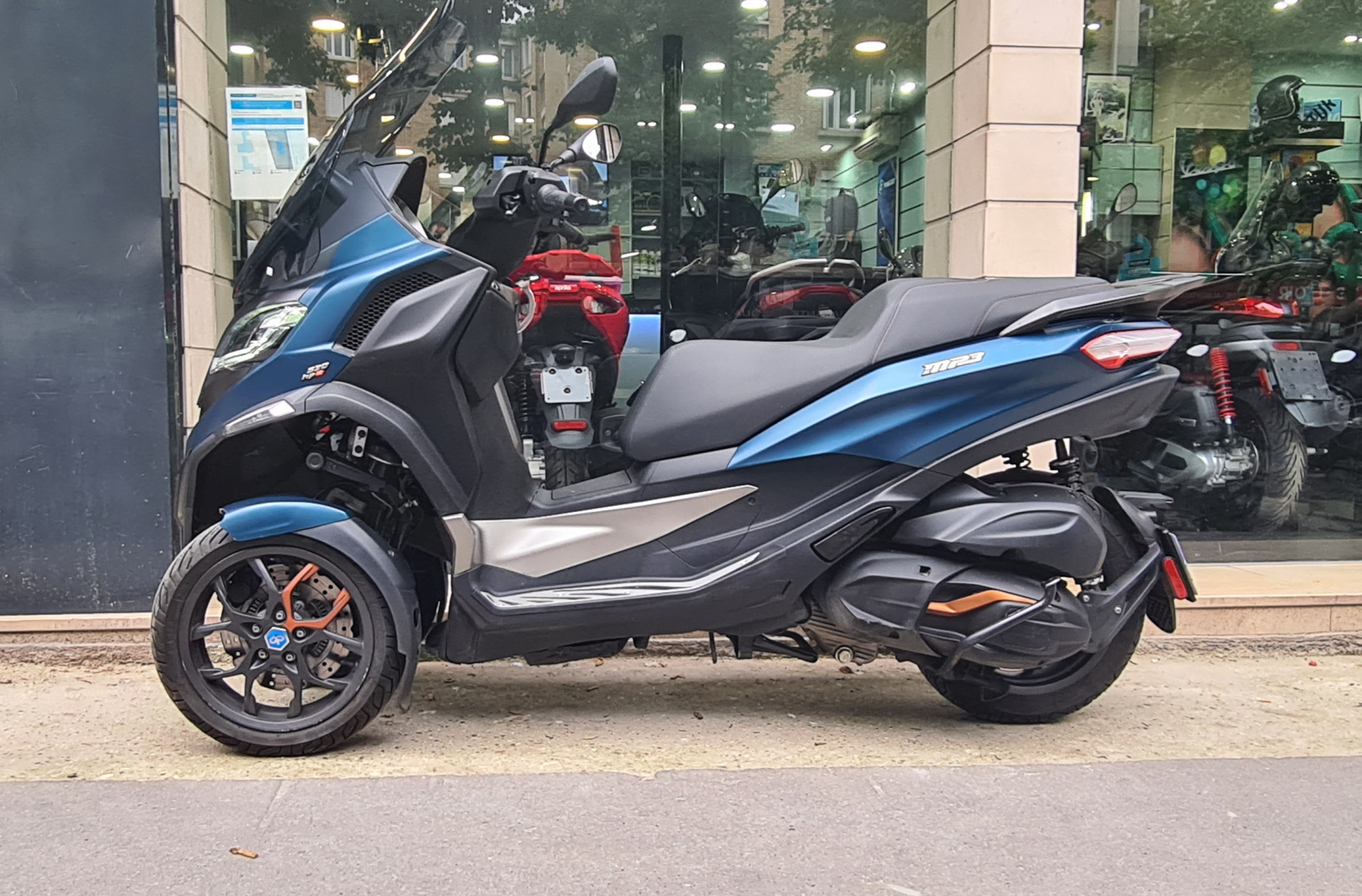 photo de PIAGGIO MP3 530 HPE EXCLUSIVE 530 occasion de couleur  en vente à Paris 18 n°1