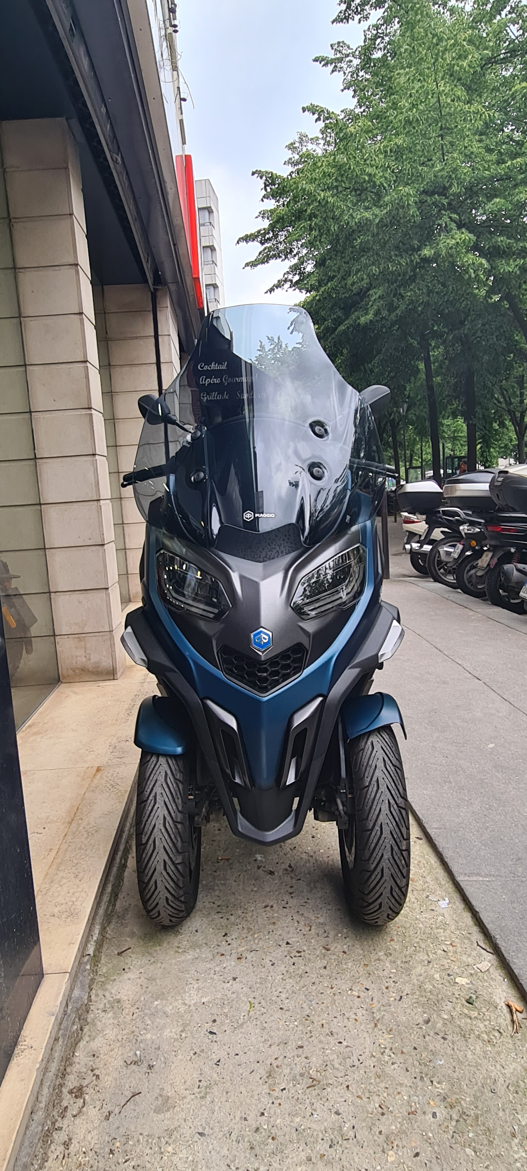 photo de PIAGGIO MP3 530 HPE EXCLUSIVE 530 occasion de couleur  en vente à Paris 18 n°2