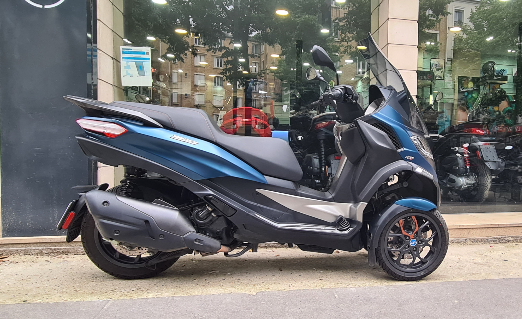 photo de PIAGGIO MP3 530 HPE EXCLUSIVE 530 occasion de couleur  en vente à Paris 18 n°3