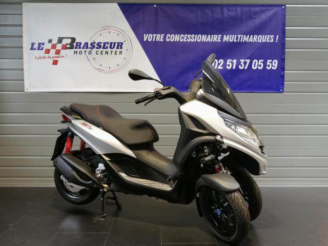 photo de PIAGGIO MP3 300 HPE SPORT ABS ASR 300 occasion de couleur  en vente à La Roche Sur Yon n°2