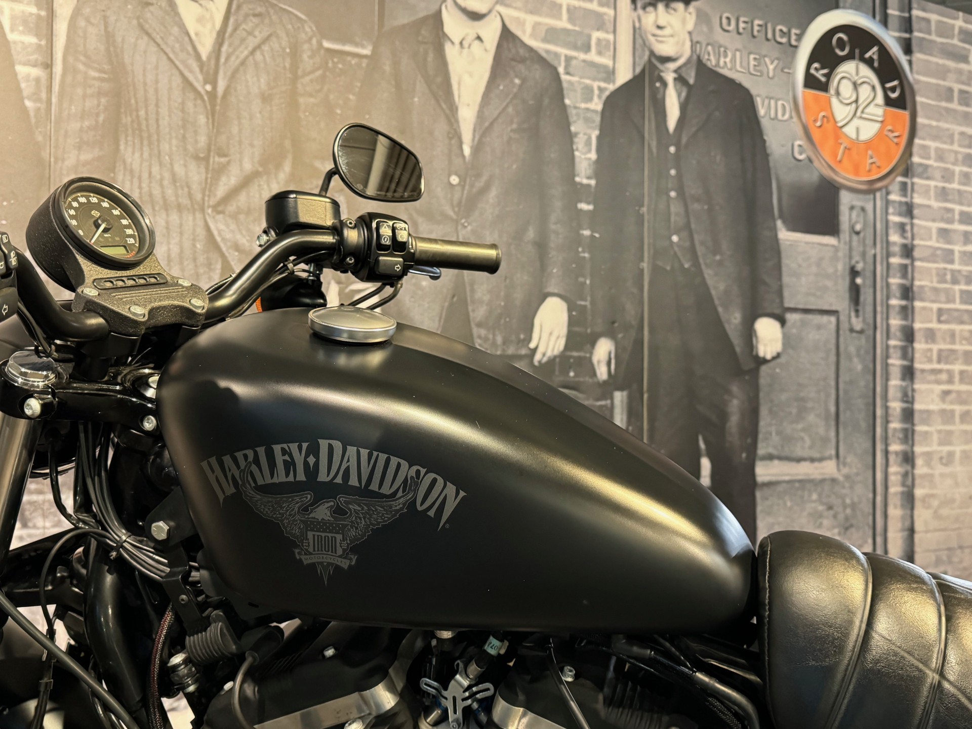 photo de HARLEY DAVIDSON SPORTSTER IRON 883 ABS 883 occasion de couleur  en vente à St Cloud n°2