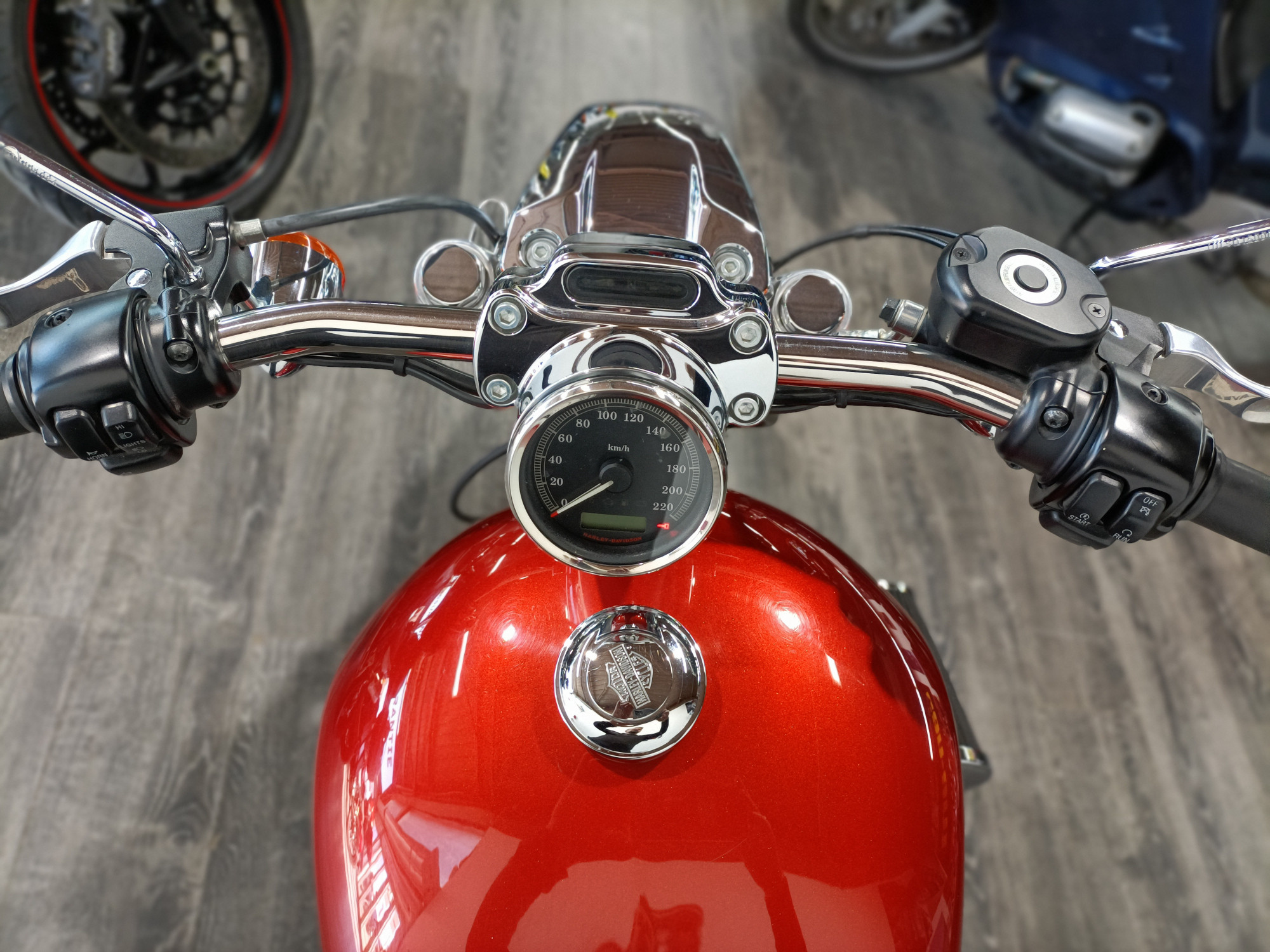 photo de HARLEY DAVIDSON SPORTSTER CUSTOM 1200 CA 1200 occasion de couleur  en vente à Nimes n°3