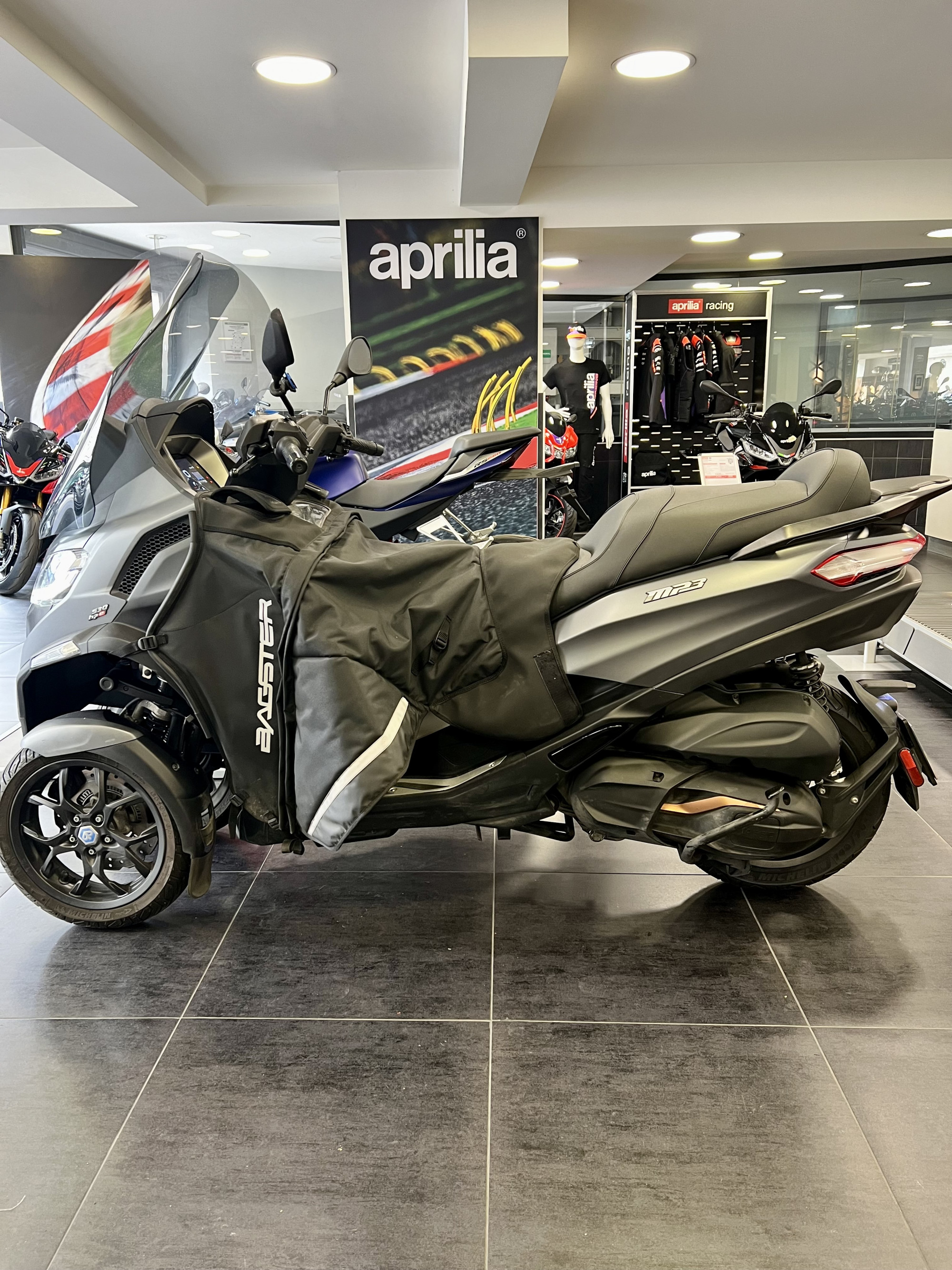 photo de PIAGGIO MP3 530 HPE EXCLUSIVE 530 occasion de couleur  en vente à Paris 16 n°3