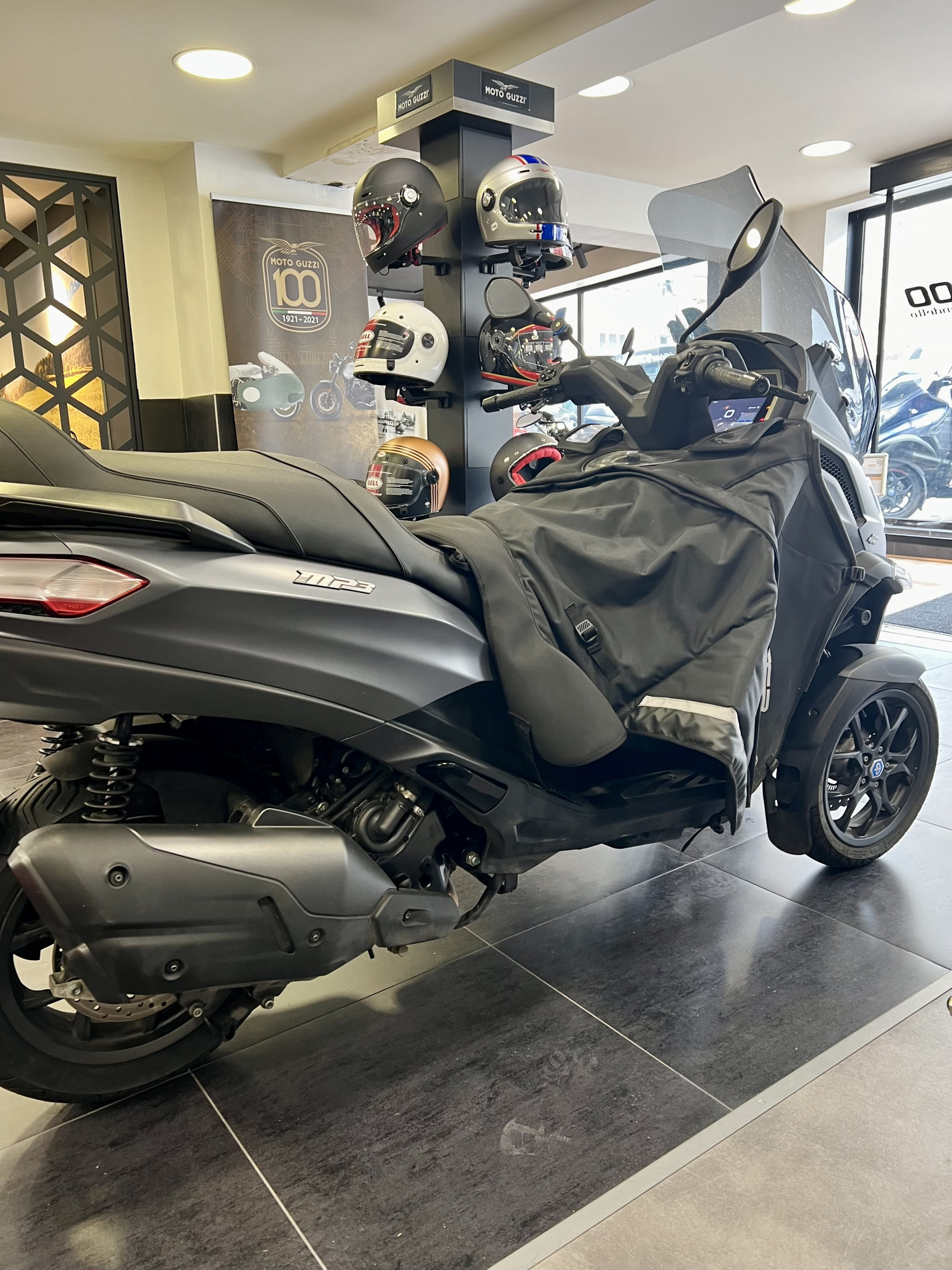 photo de PIAGGIO MP3 530 HPE EXCLUSIVE 530 occasion de couleur  en vente à Paris 16 n°2