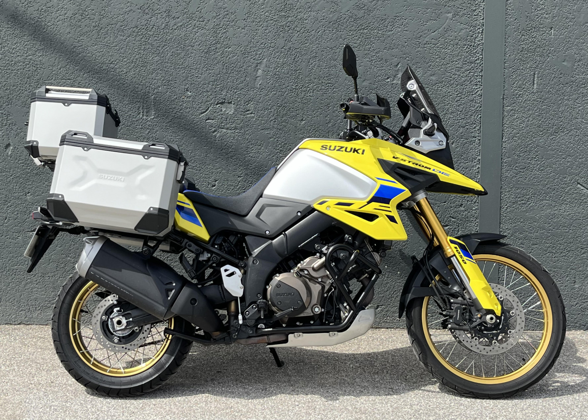 photo de SUZUKI DL 1050 V-STROM DE 1050 occasion de couleur  en vente à Perpignan n°3