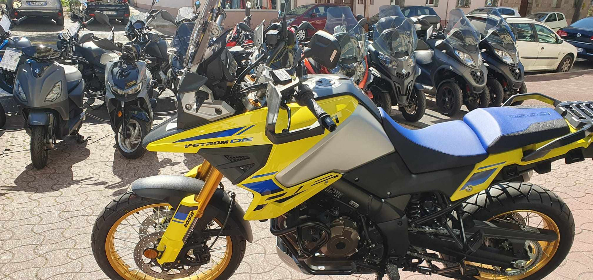 photo de SUZUKI DL 1050 V-STROM DE 1050 occasion de couleur  en vente à Frejus n°2