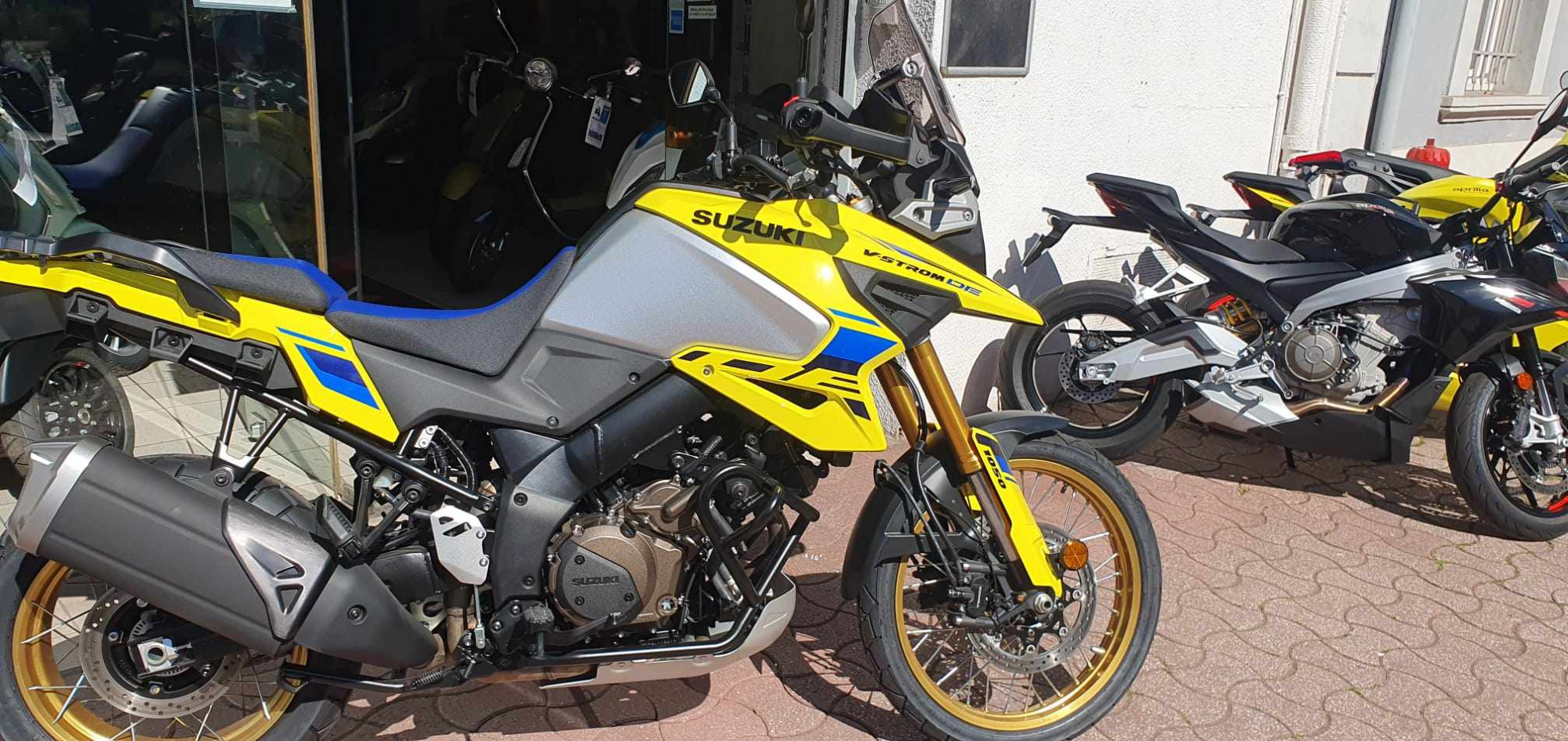 photo de SUZUKI DL 1050 V-STROM DE 1050 occasion de couleur  en vente à Frejus n°3