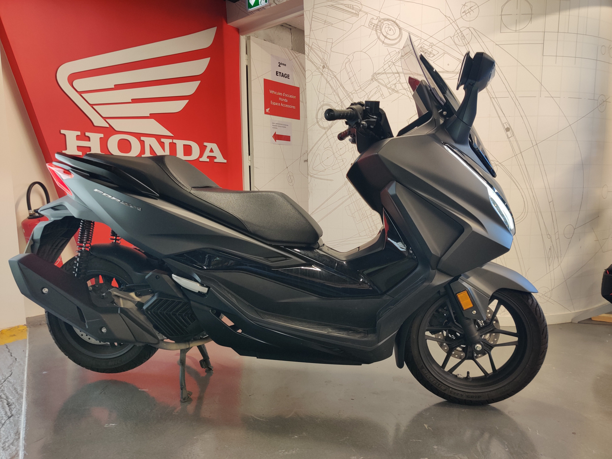 photo de HONDA NSS FORZA 125 125 occasion de couleur  en vente   Paris 10