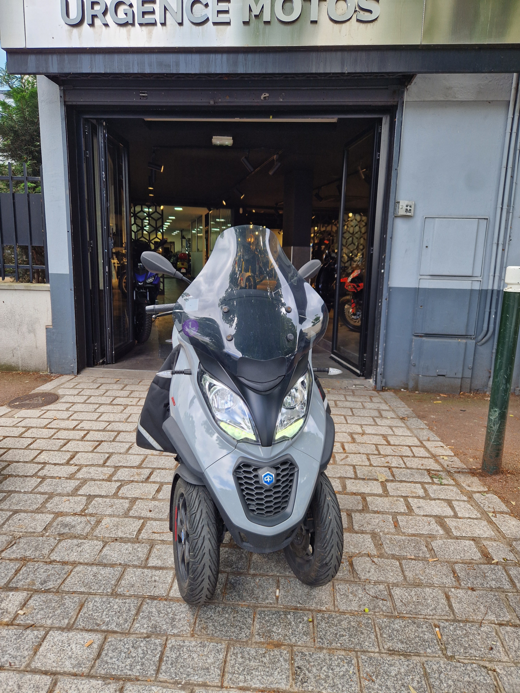 photo de PIAGGIO MP3 350 ABS-ASR 350 occasion de couleur  en vente   Nanterre