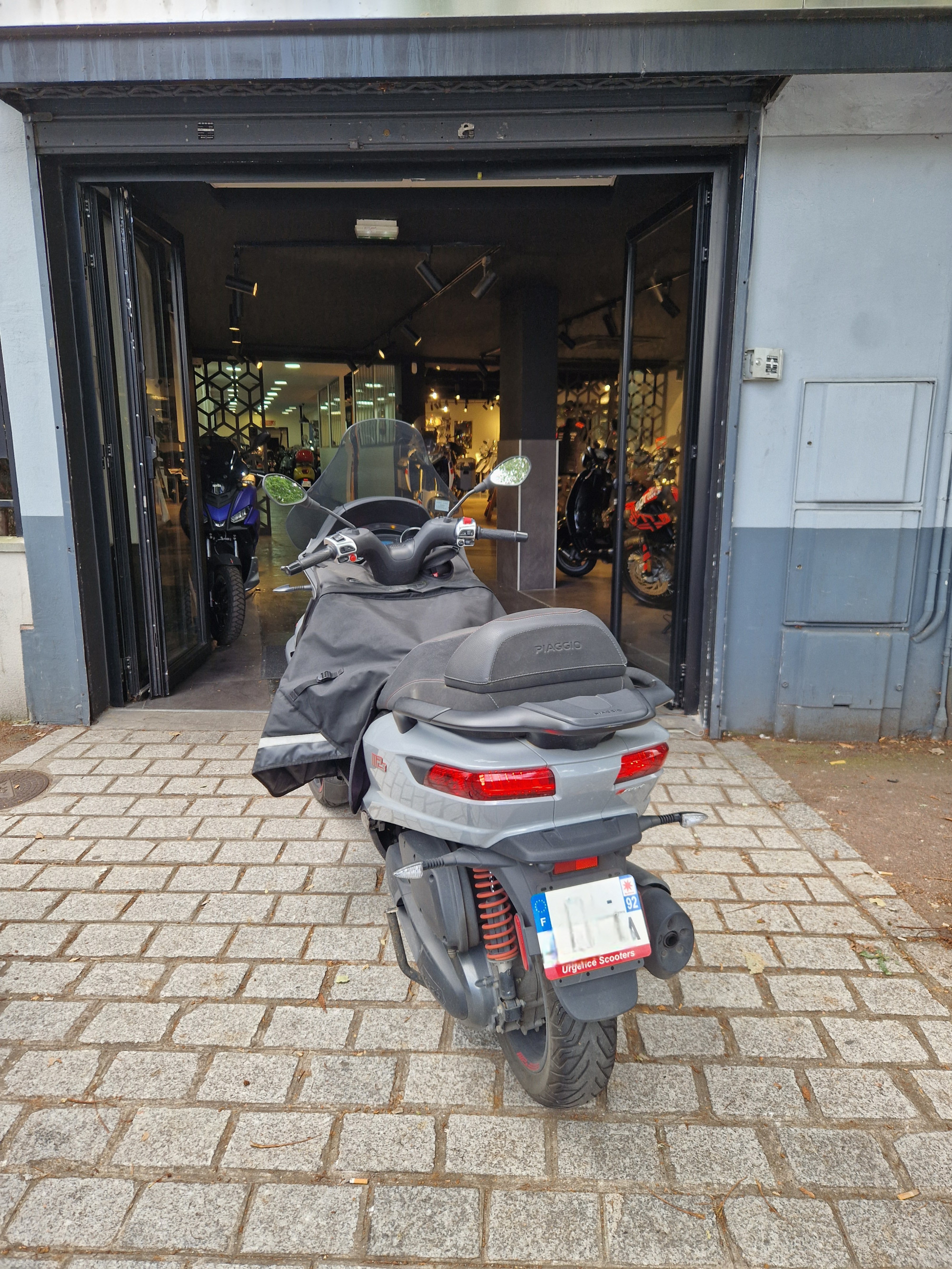 photo de PIAGGIO MP3 350 ABS-ASR 350 occasion de couleur  en vente à Nanterre n°2