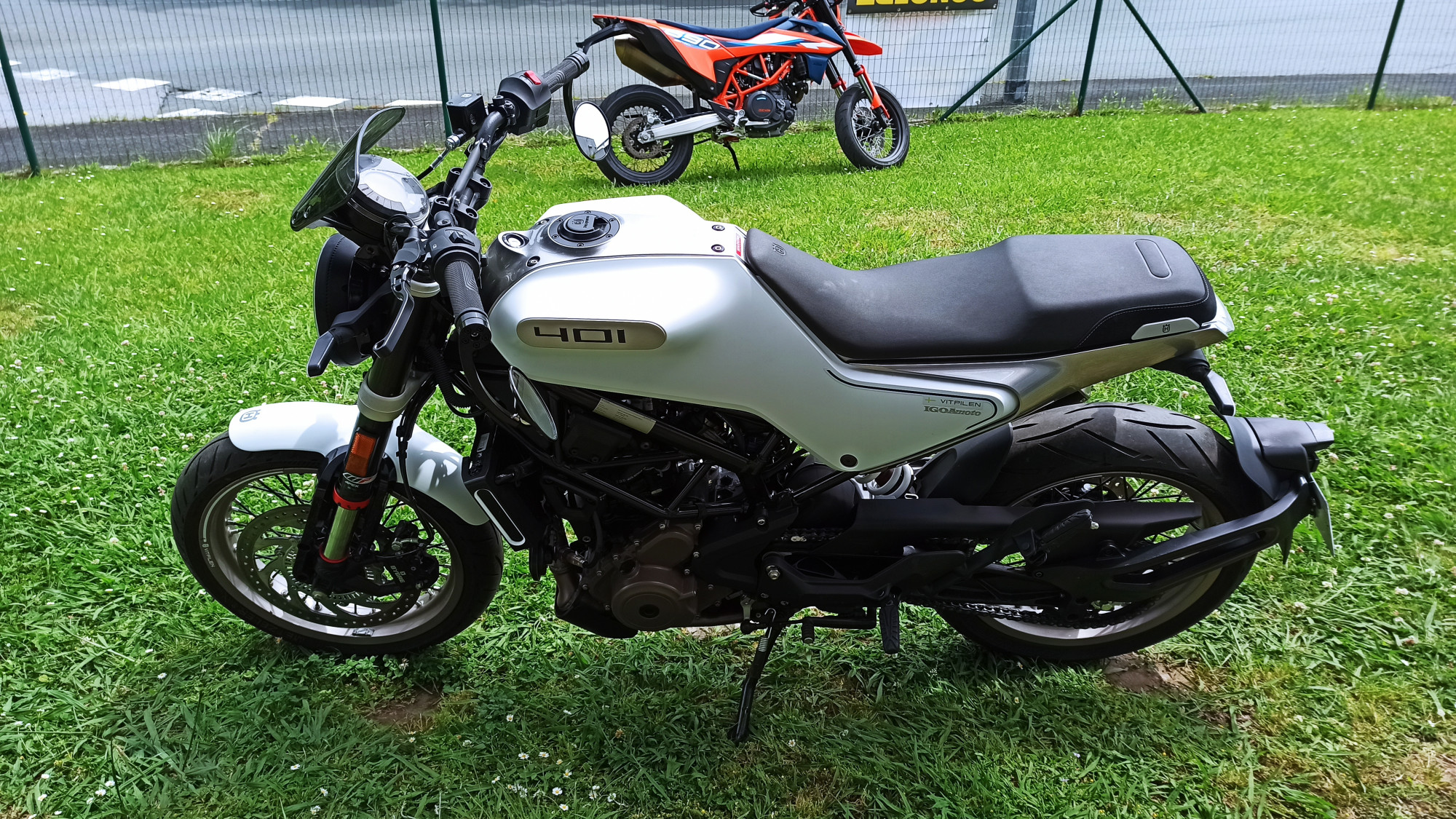 photo de HUSQVARNA VITPILEN 401 373 occasion de couleur  en vente à Anglet n°2