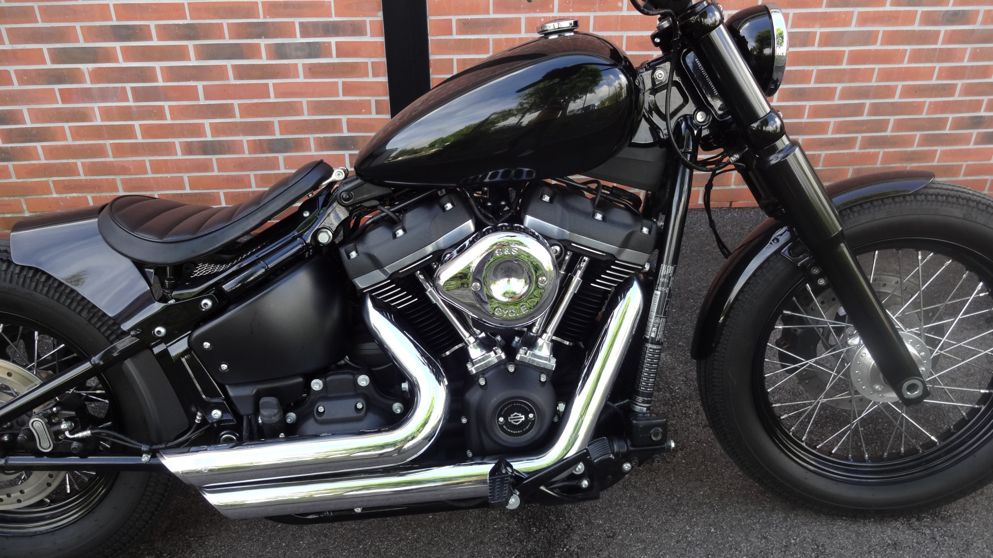 photo de HARLEY DAVIDSON SOFTAIL STREET BOB 1745 1745 occasion de couleur  en vente à St Jean Du Cardonnay n°2