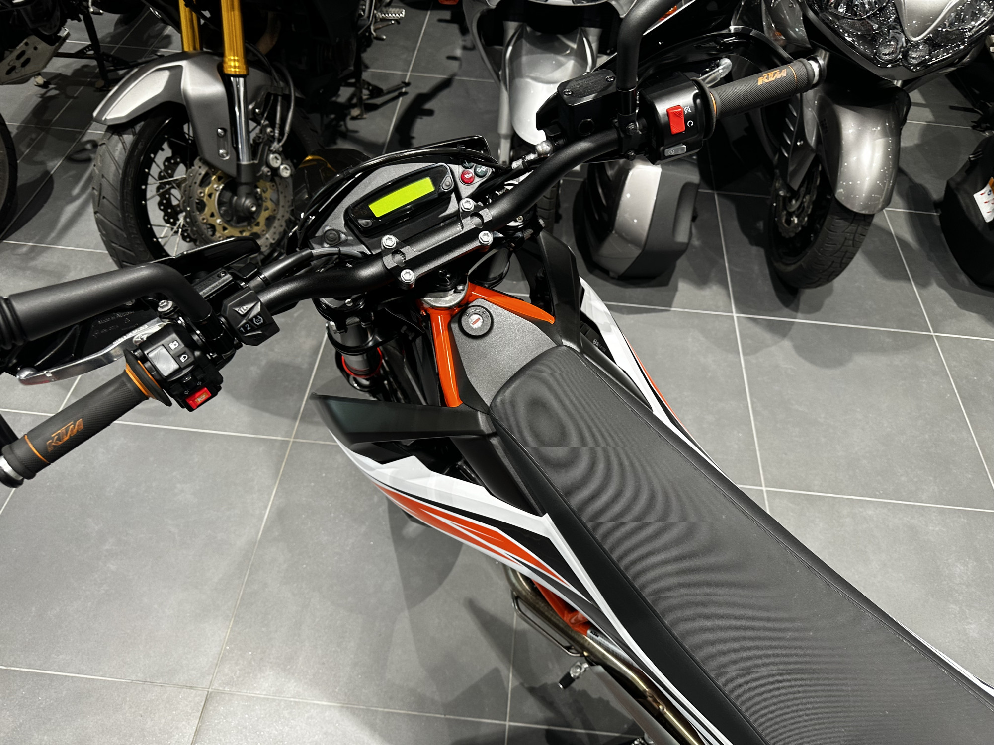 photo de KTM 690 SMC R 690 occasion de couleur  en vente à Ploeren n°3