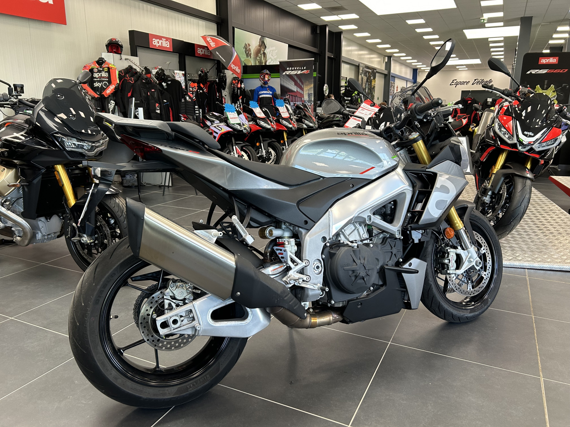 photo de APRILIA TUONO 1100 V4 1100 occasion de couleur  en vente à Chalon Sur Saone n°3