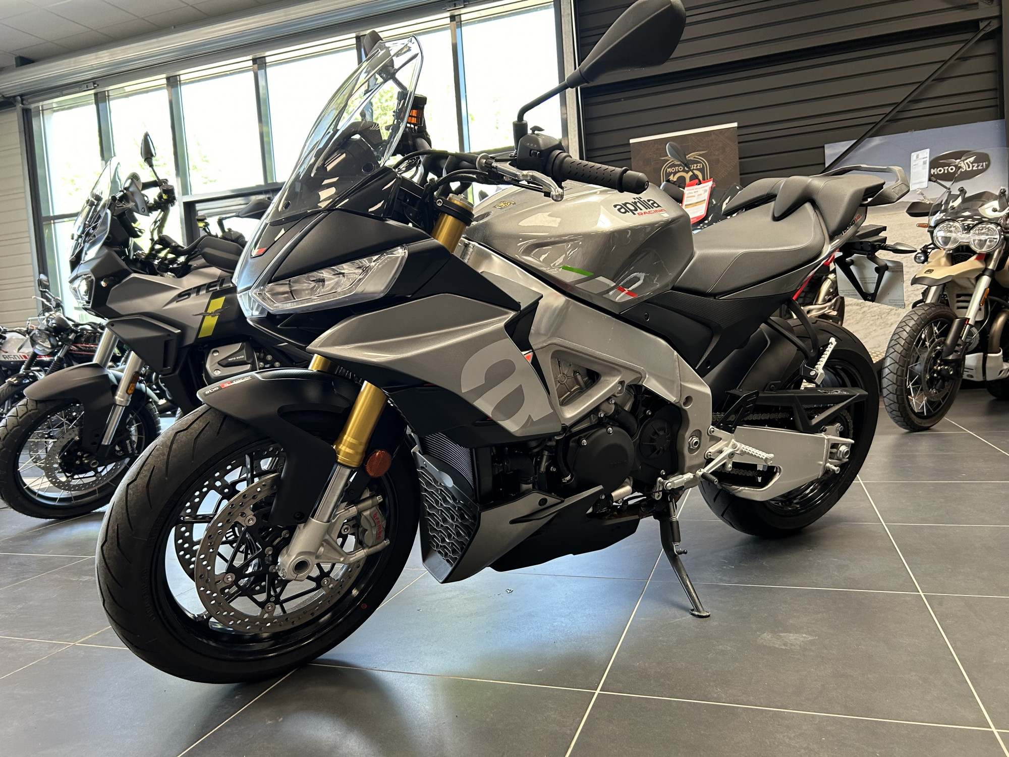 photo de APRILIA TUONO 1100 V4 1100 occasion de couleur  en vente   Chalon Sur Saone