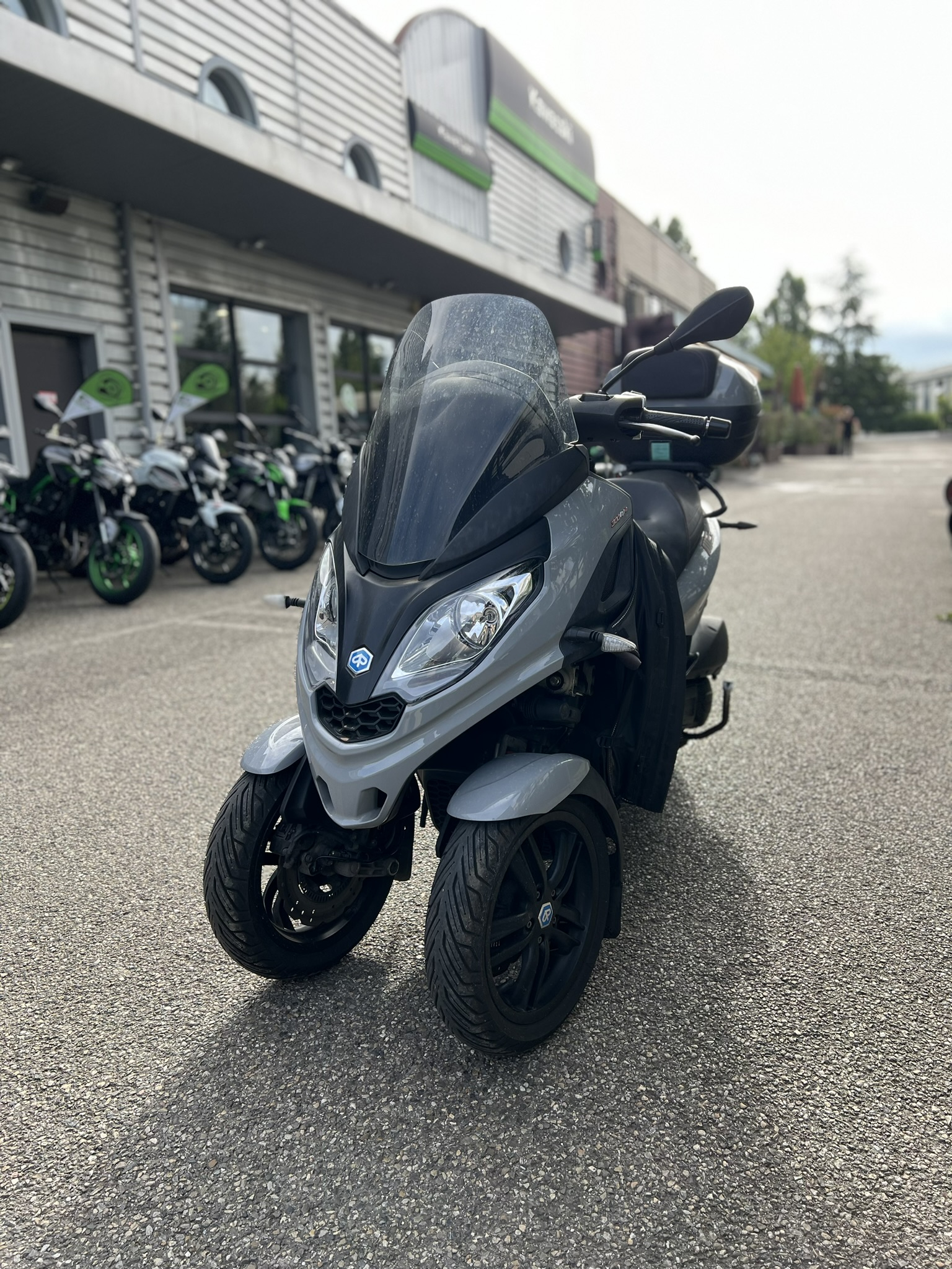 photo de PIAGGIO MP3 300 HPE ABS ASR 300 occasion de couleur  en vente à Dardilly n°3