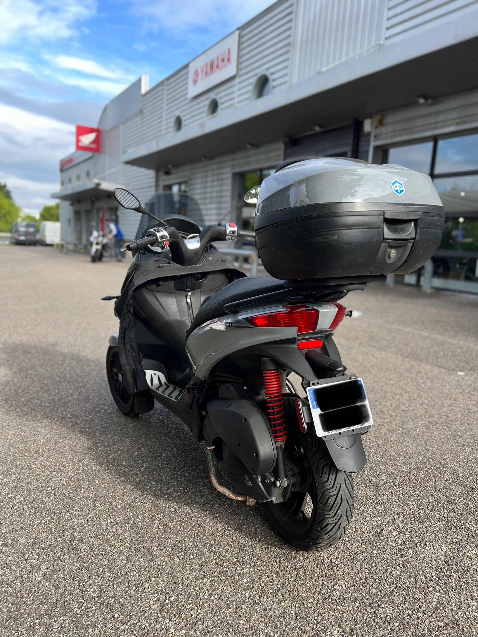 photo de PIAGGIO MP3 300 HPE ABS ASR 300 occasion de couleur  en vente à Dardilly n°2