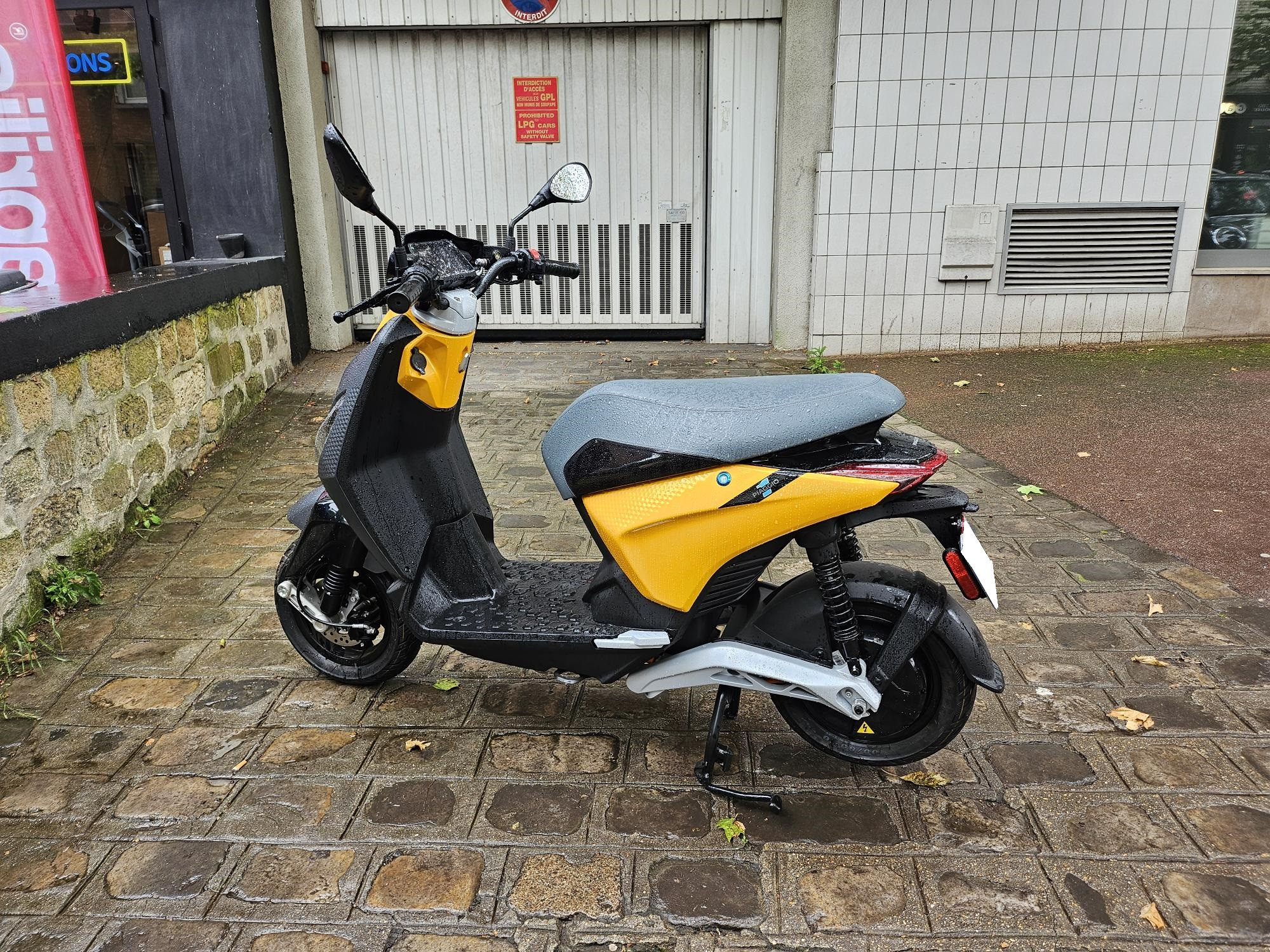 photo de PIAGGIO 1 ELECTRIQUE 45 occasion de couleur  en vente à Issy Les Moulineaux n°2