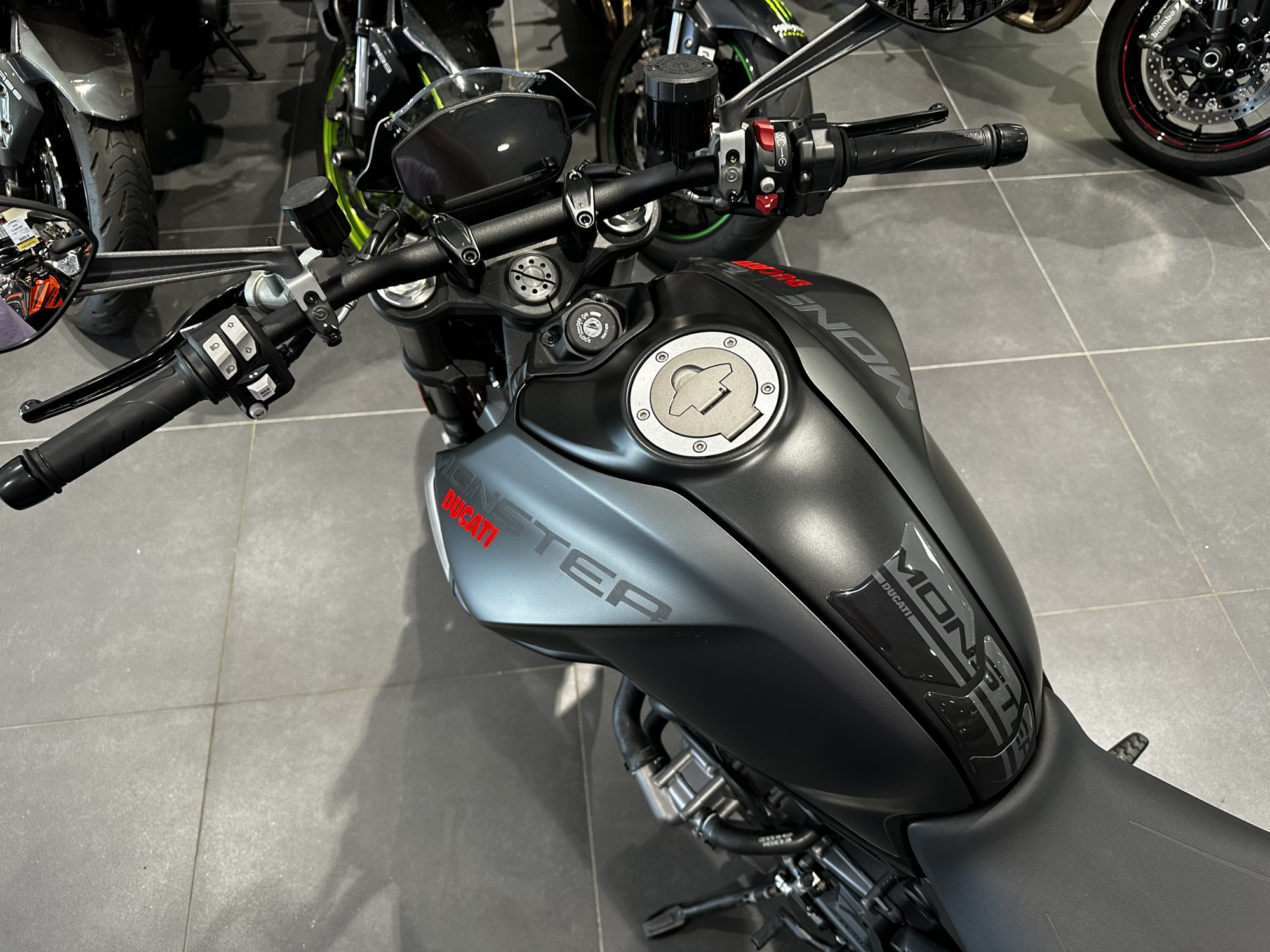 photo de DUCATI 937 MONSTER + 937 occasion de couleur  en vente à Ploeren n°3