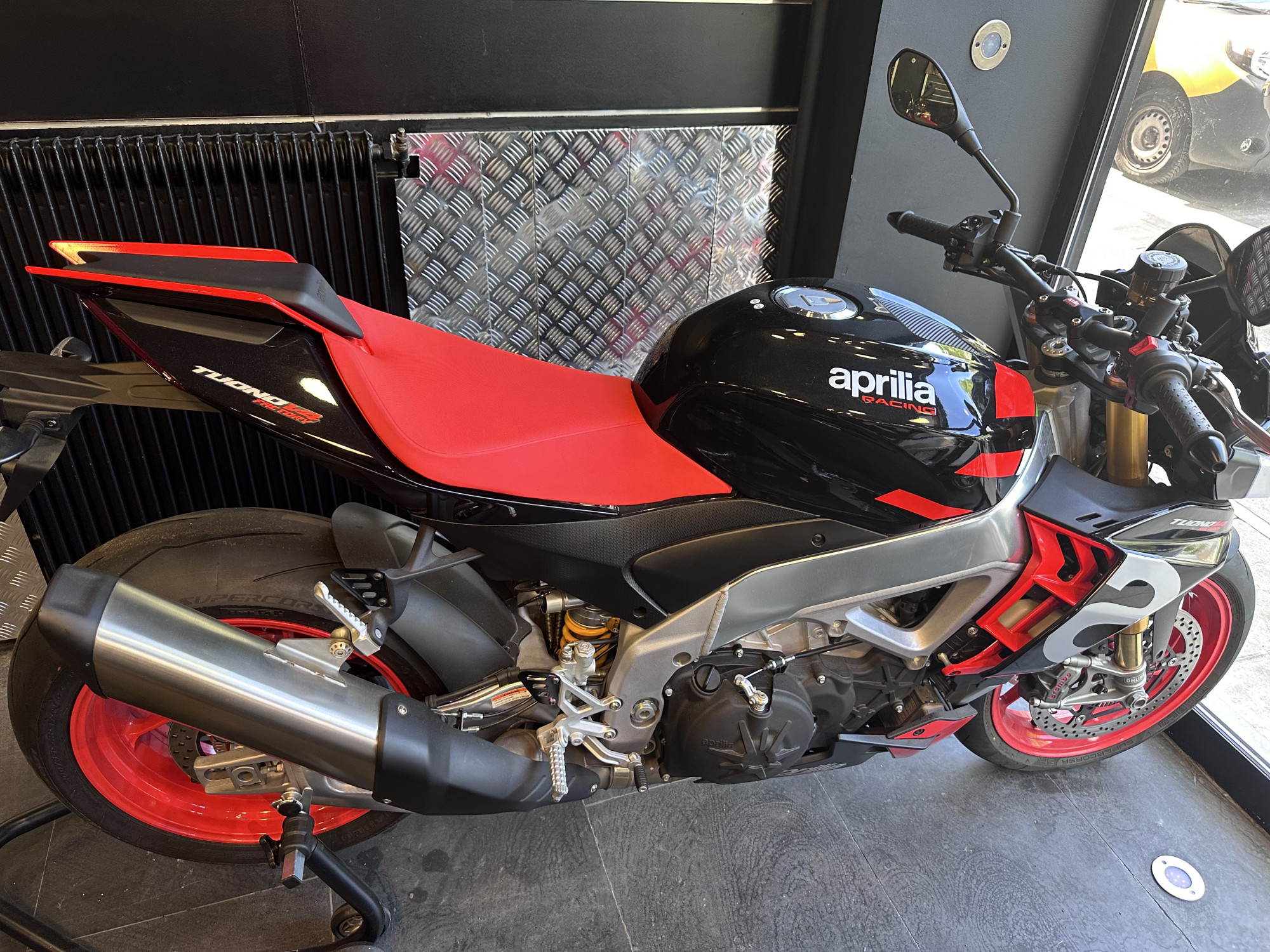 photo de APRILIA TUONO 1100 V4 FACTORY 1100 occasion de couleur  en vente   Paris 16