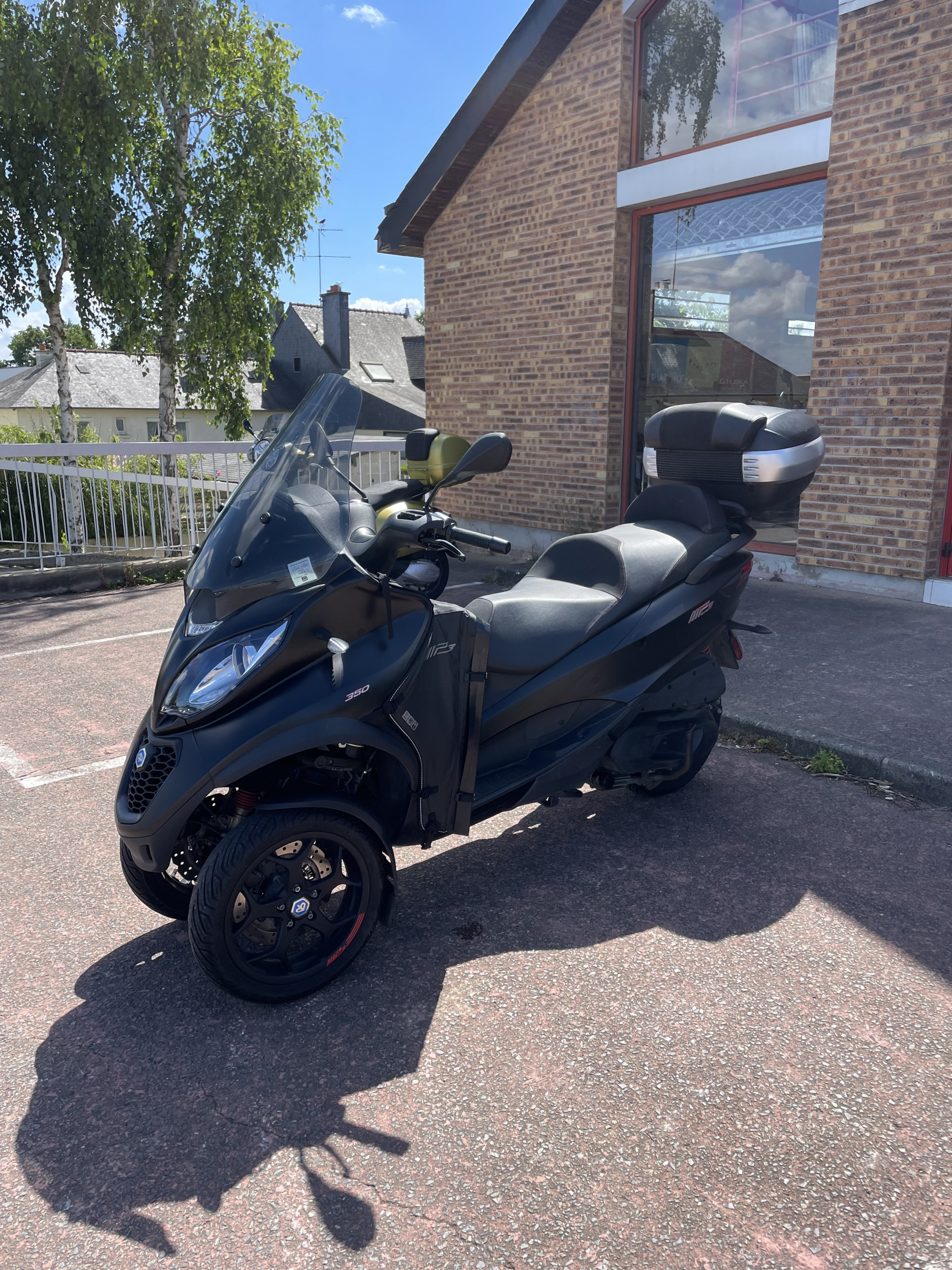 photo de PIAGGIO MP3 350 ABS-ASR 350 occasion de couleur  en vente à Cesson Sevigne n°2