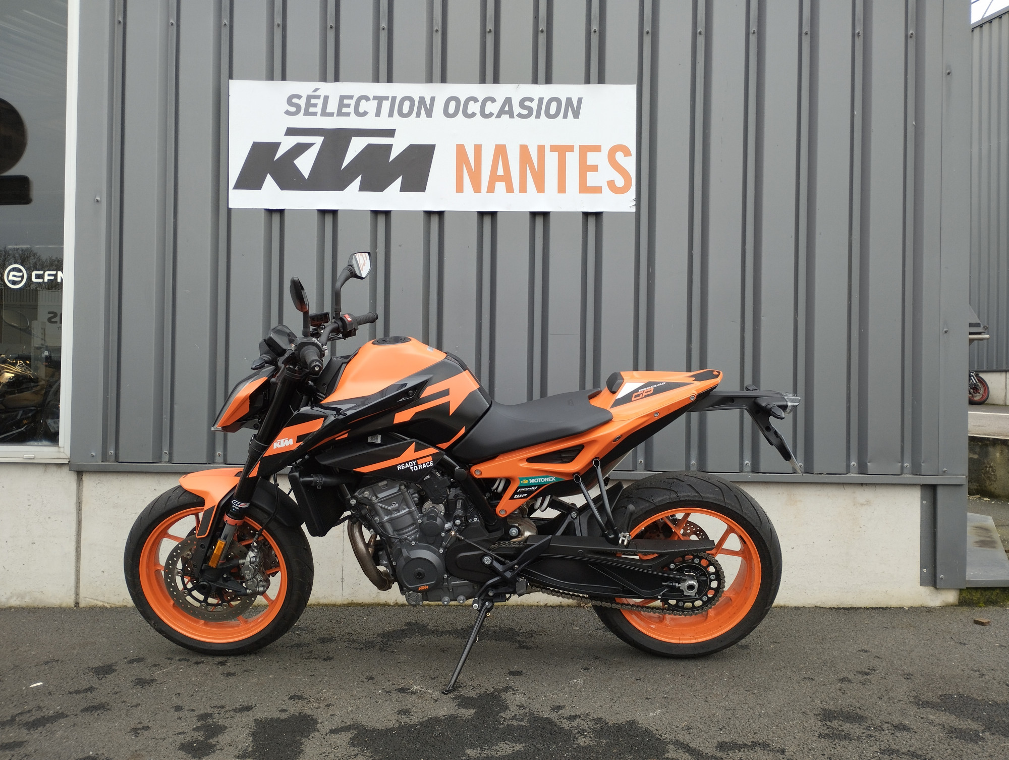 photo de KTM 890 DUKE GP 890 occasion de couleur  en vente à Orvault n°2