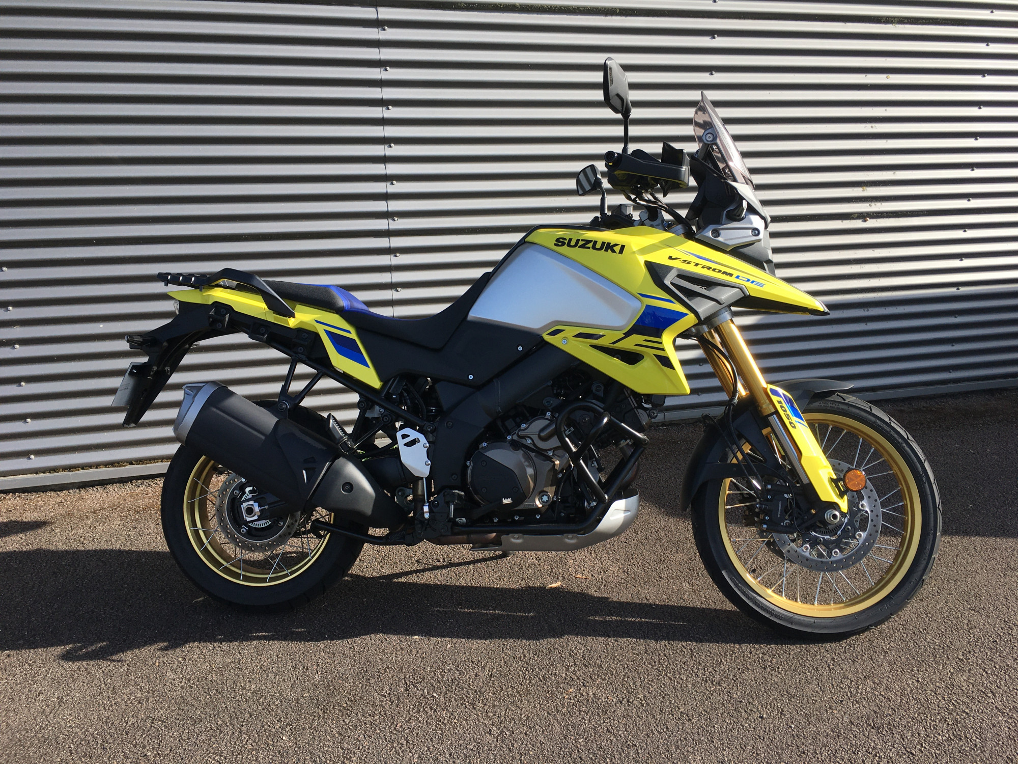 photo de SUZUKI DL 1050 V-STROM DE 1050 occasion de couleur  en vente   Chalon Sur Saone