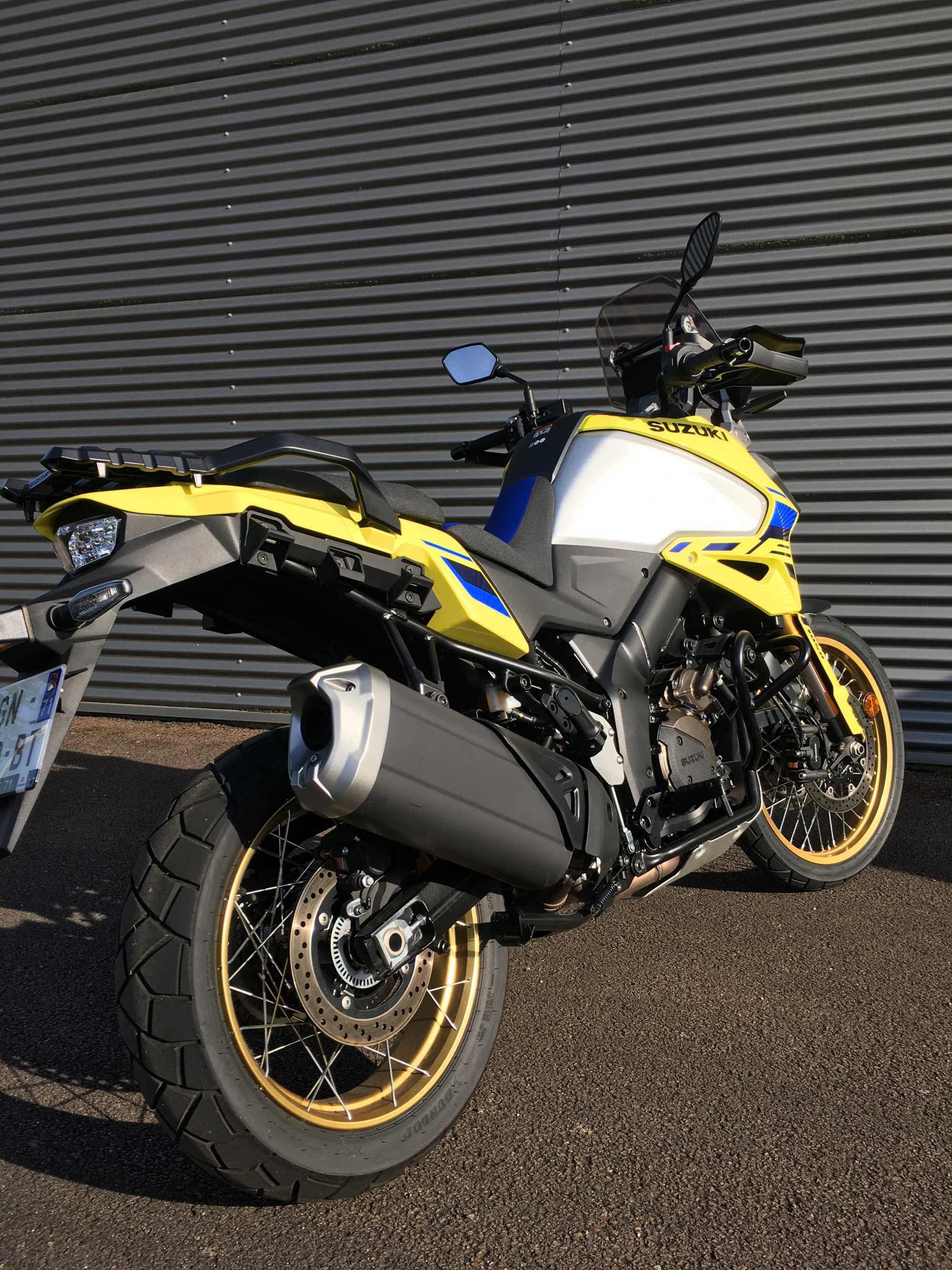 photo de SUZUKI DL 1050 V-STROM DE 1050 occasion de couleur  en vente   Chalon Sur Saone