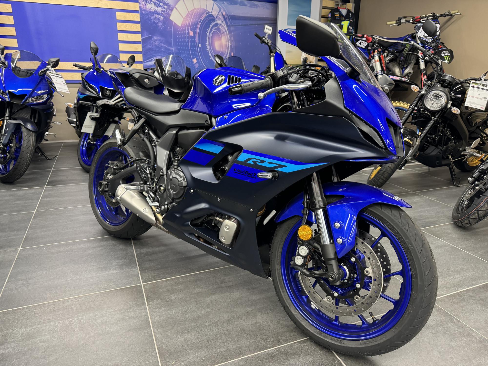 photo de YAMAHA R7 690 occasion de couleur  en vente à Feytiat n°3