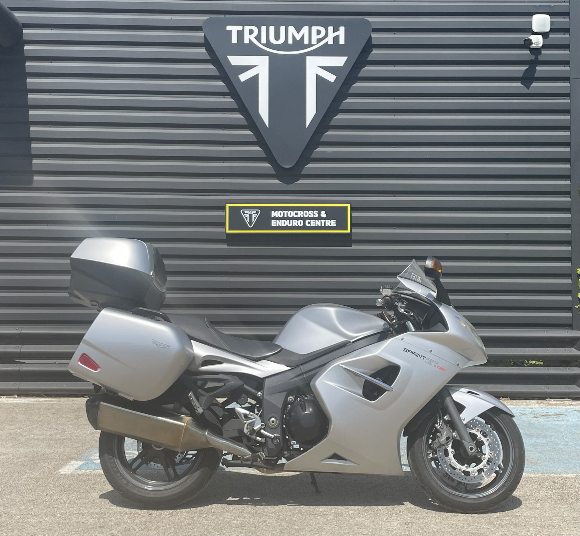 photo de TRIUMPH SPRINT 1050 GT 1050 occasion de couleur  en vente à Nimes n°2