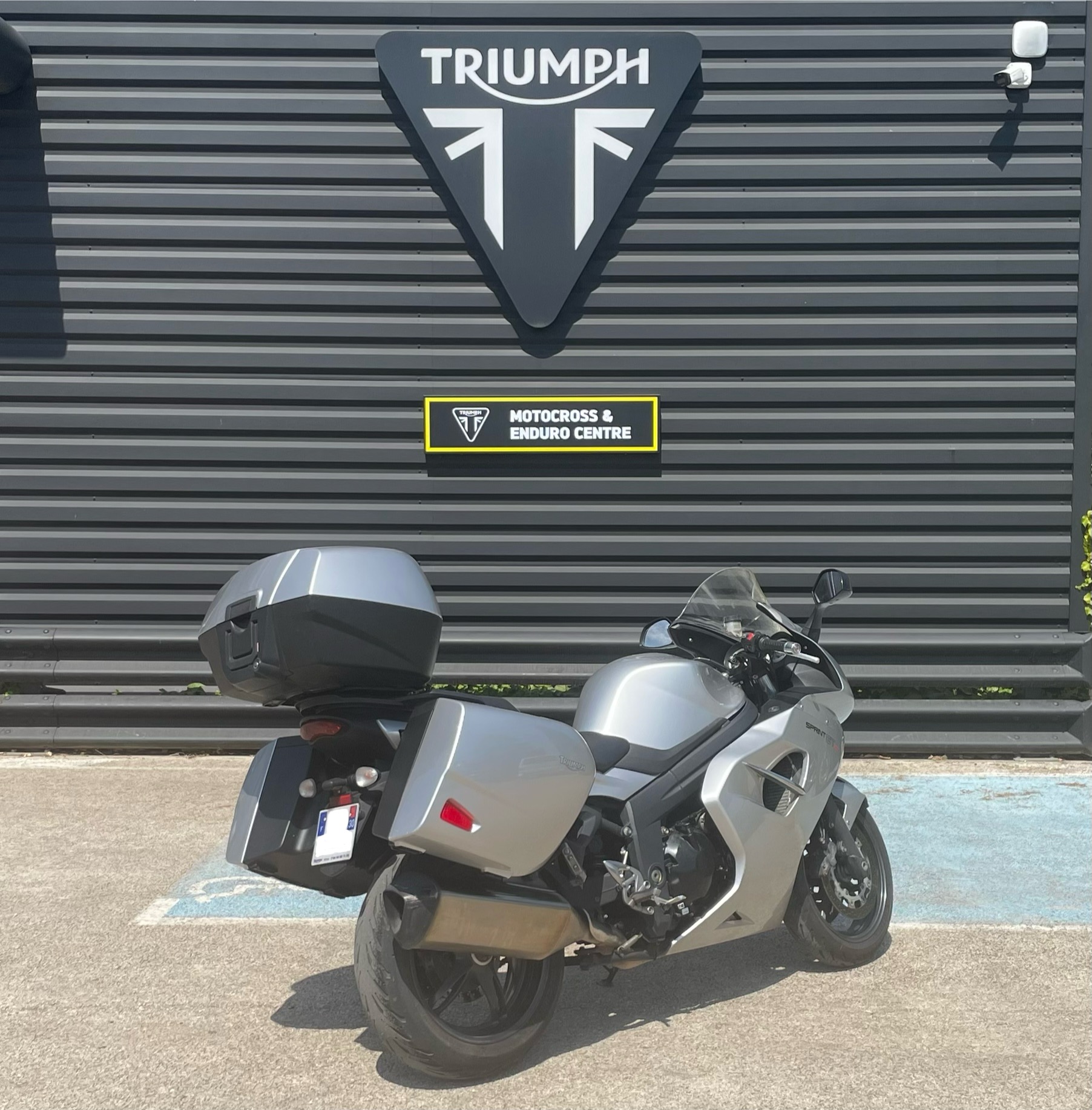 photo de TRIUMPH SPRINT 1050 GT 1050 occasion de couleur  en vente à Nimes n°3