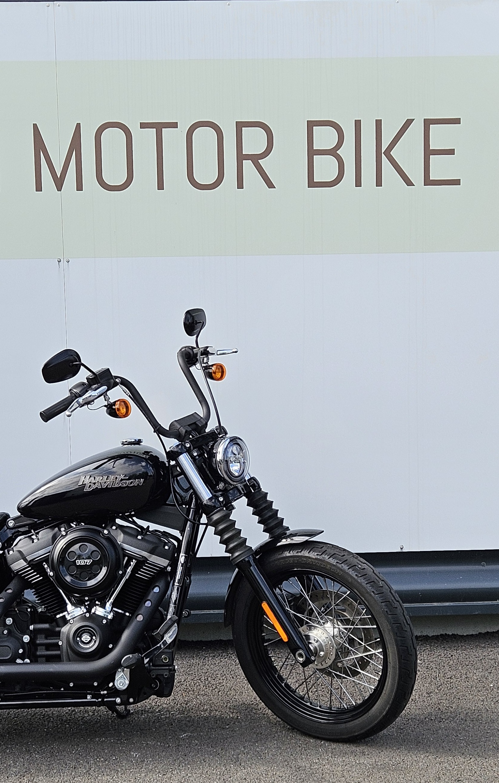 photo de HARLEY DAVIDSON SOFTAIL STREET BOB 1745 1745 occasion de couleur  en vente   St Andre Sur Orne