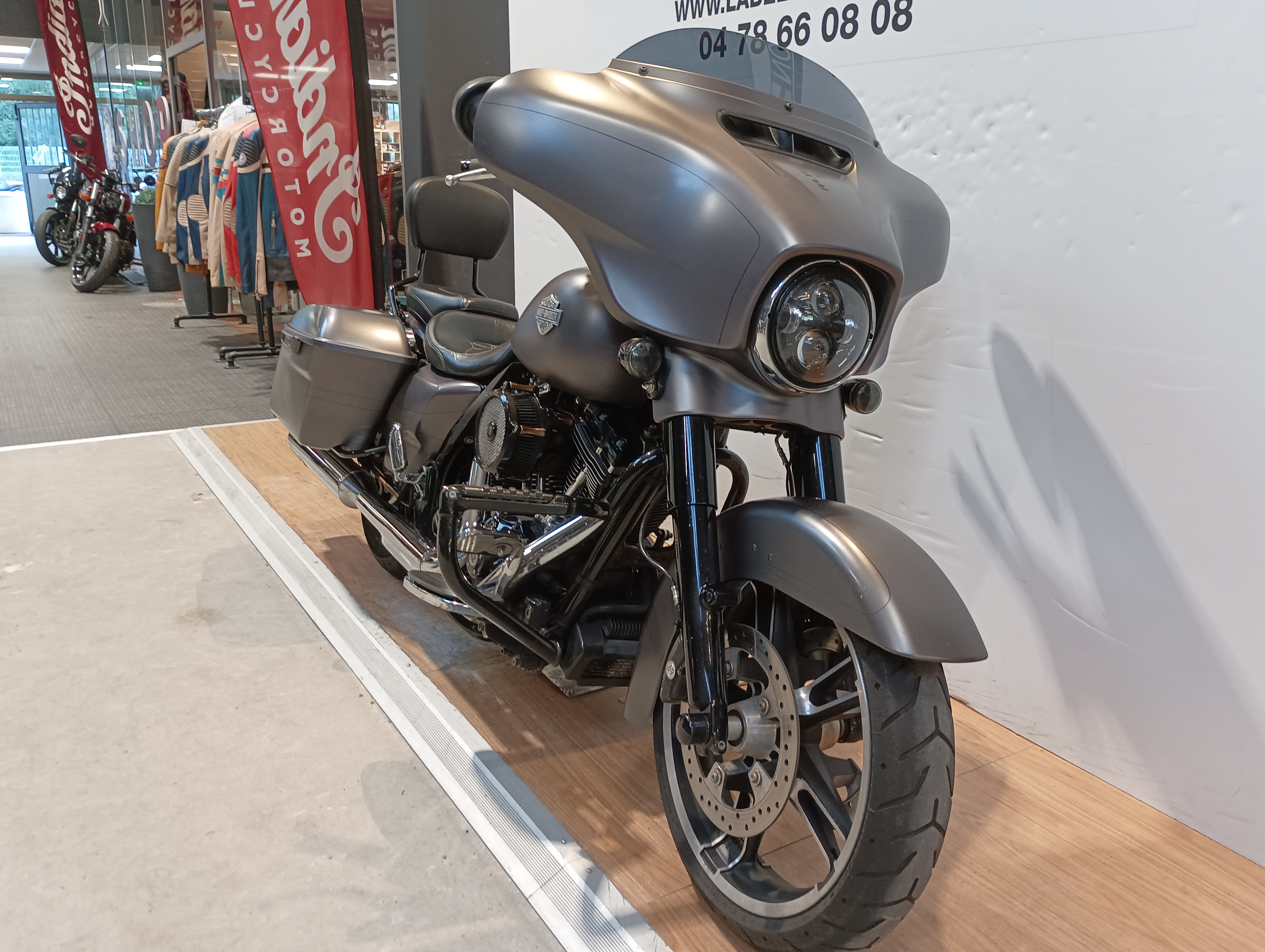 photo de HARLEY DAVIDSON STREET GLIDE 1690 occasion de couleur  en vente à Limonest n°2