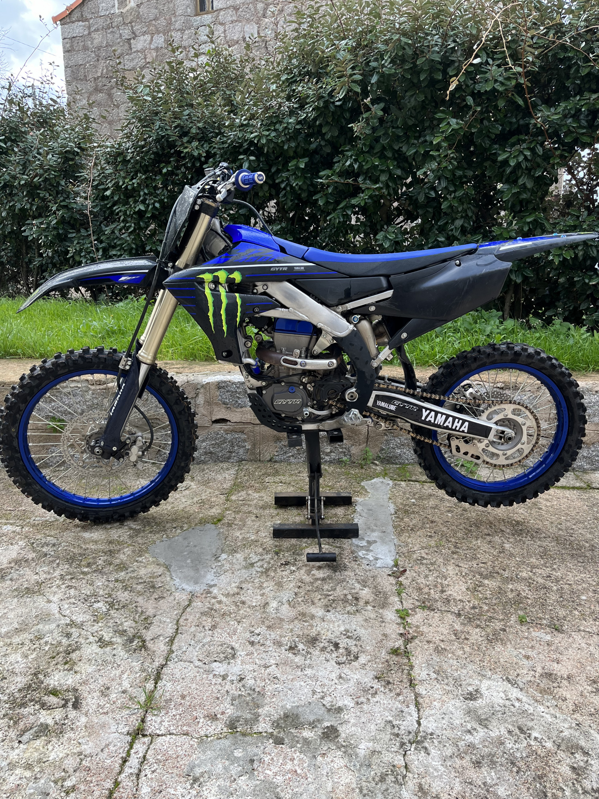 photo de YAMAHA YZ450F MONSTER ENERGY 450 occasion de couleur  en vente   Porto Vecchio