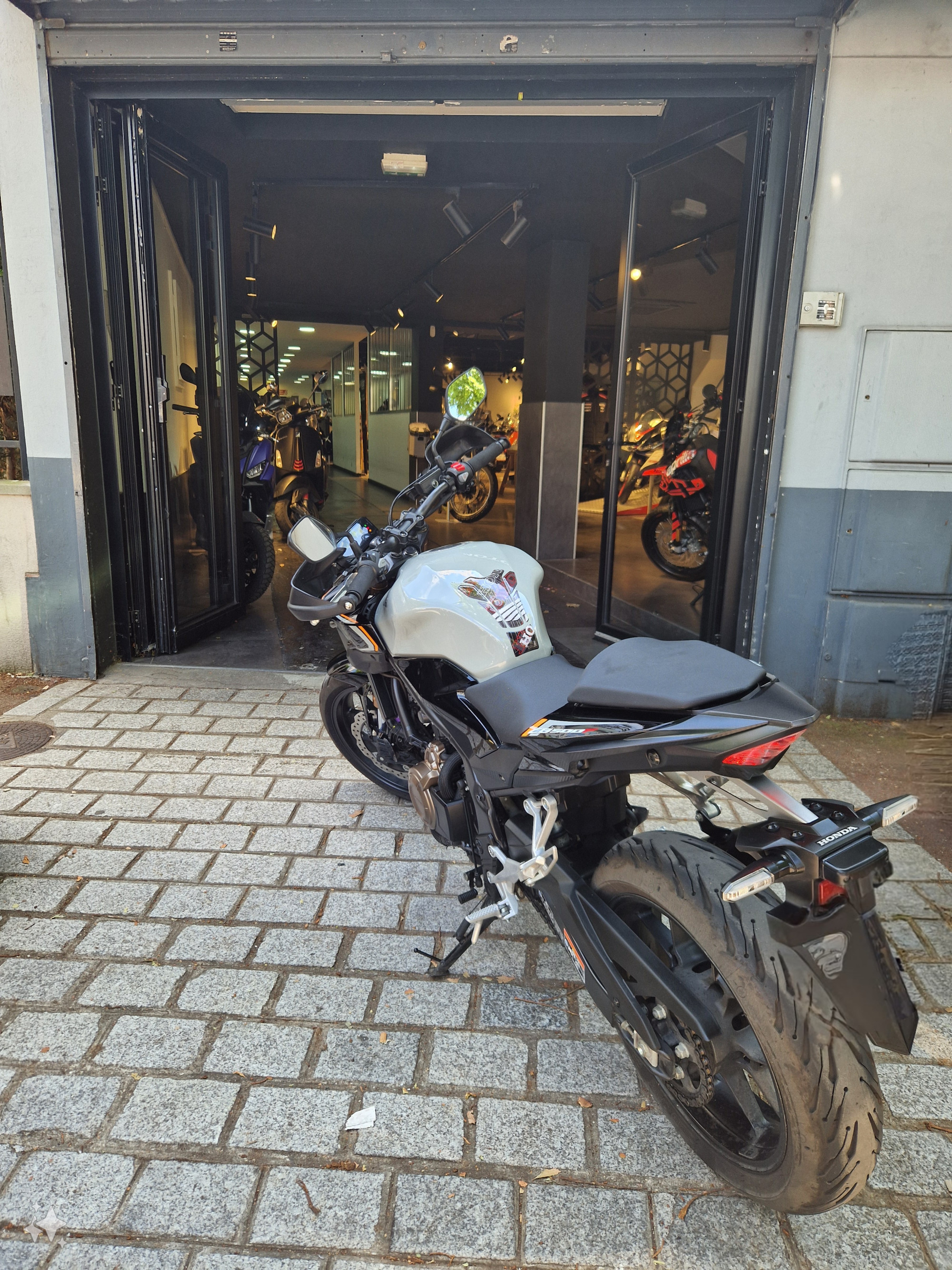 photo de HONDA CB 550 F 550 occasion de couleur  en vente à Nanterre n°1