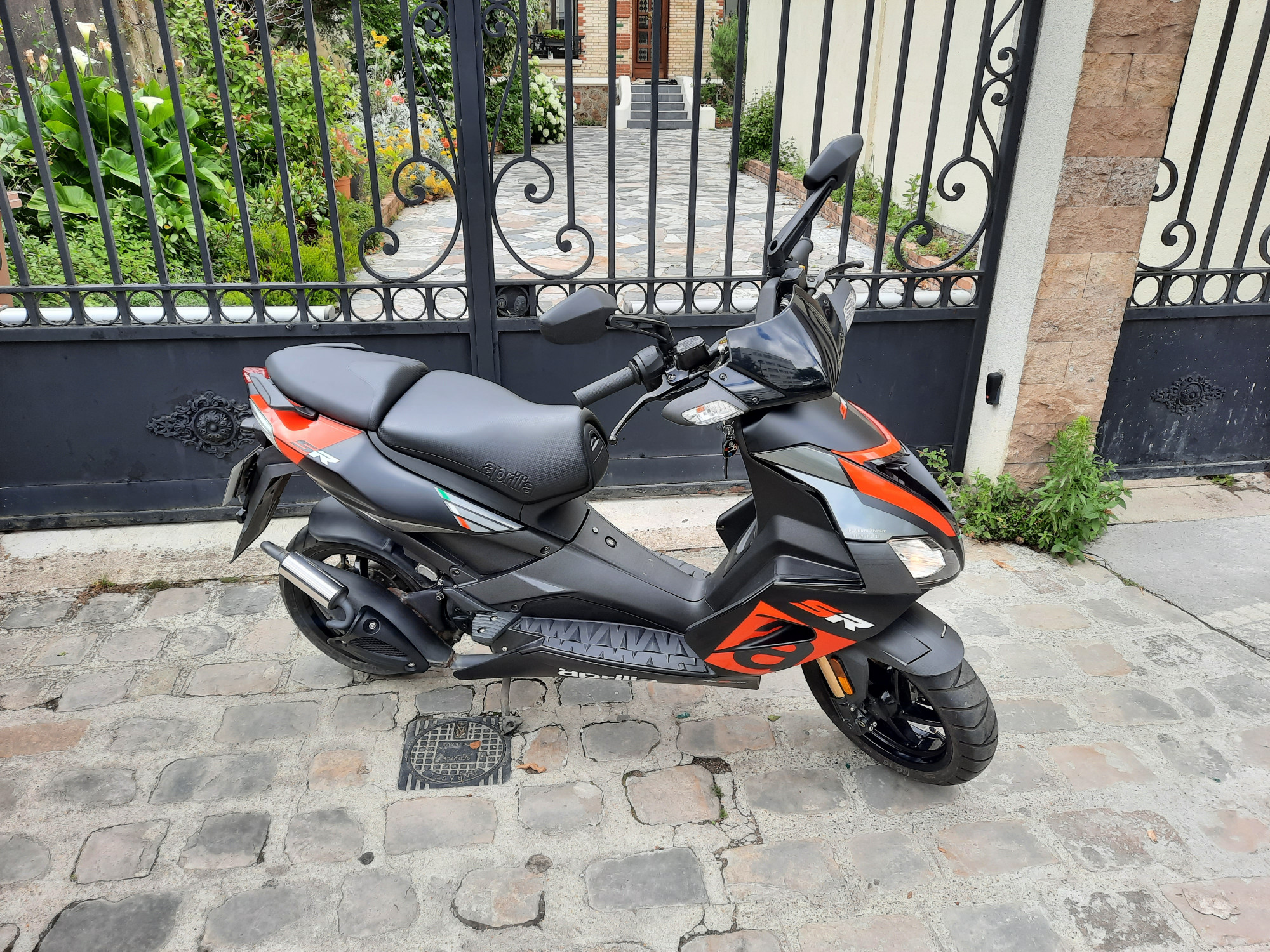 photo de APRILIA SR 50 50 occasion de couleur  en vente à Issy Les Moulineaux n°2