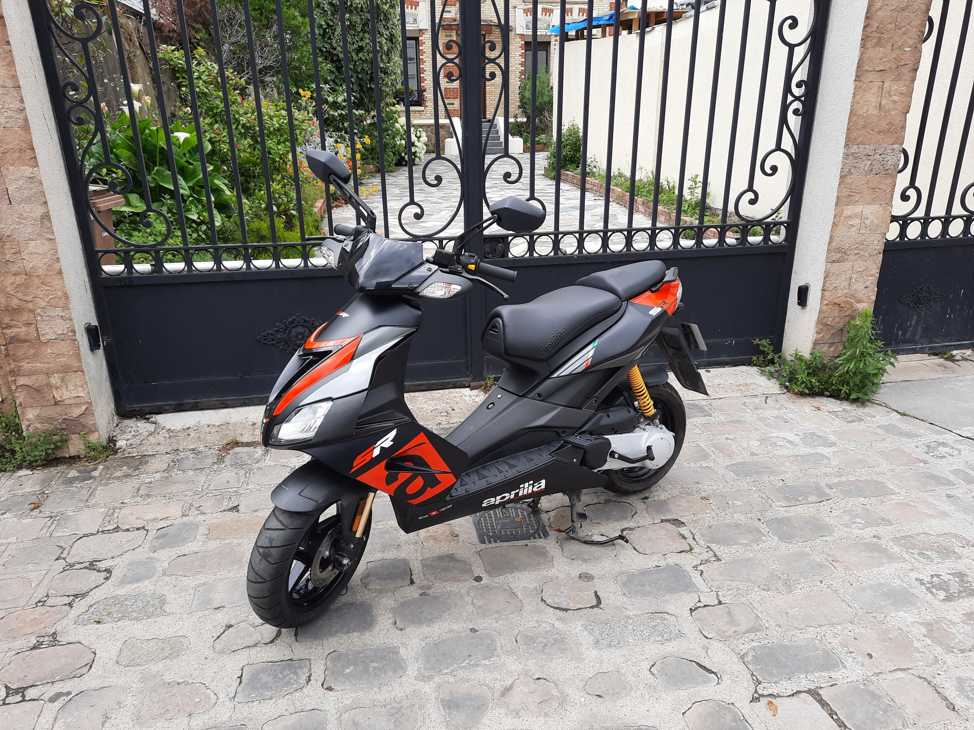 photo de APRILIA SR 50 50 occasion de couleur  en vente   Issy Les Moulineaux