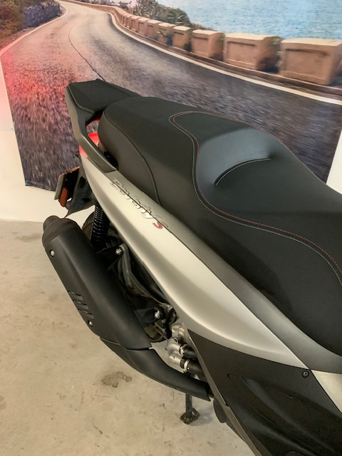 photo de PIAGGIO BEVERLY 300 300 occasion de couleur  en vente à Niort n°3