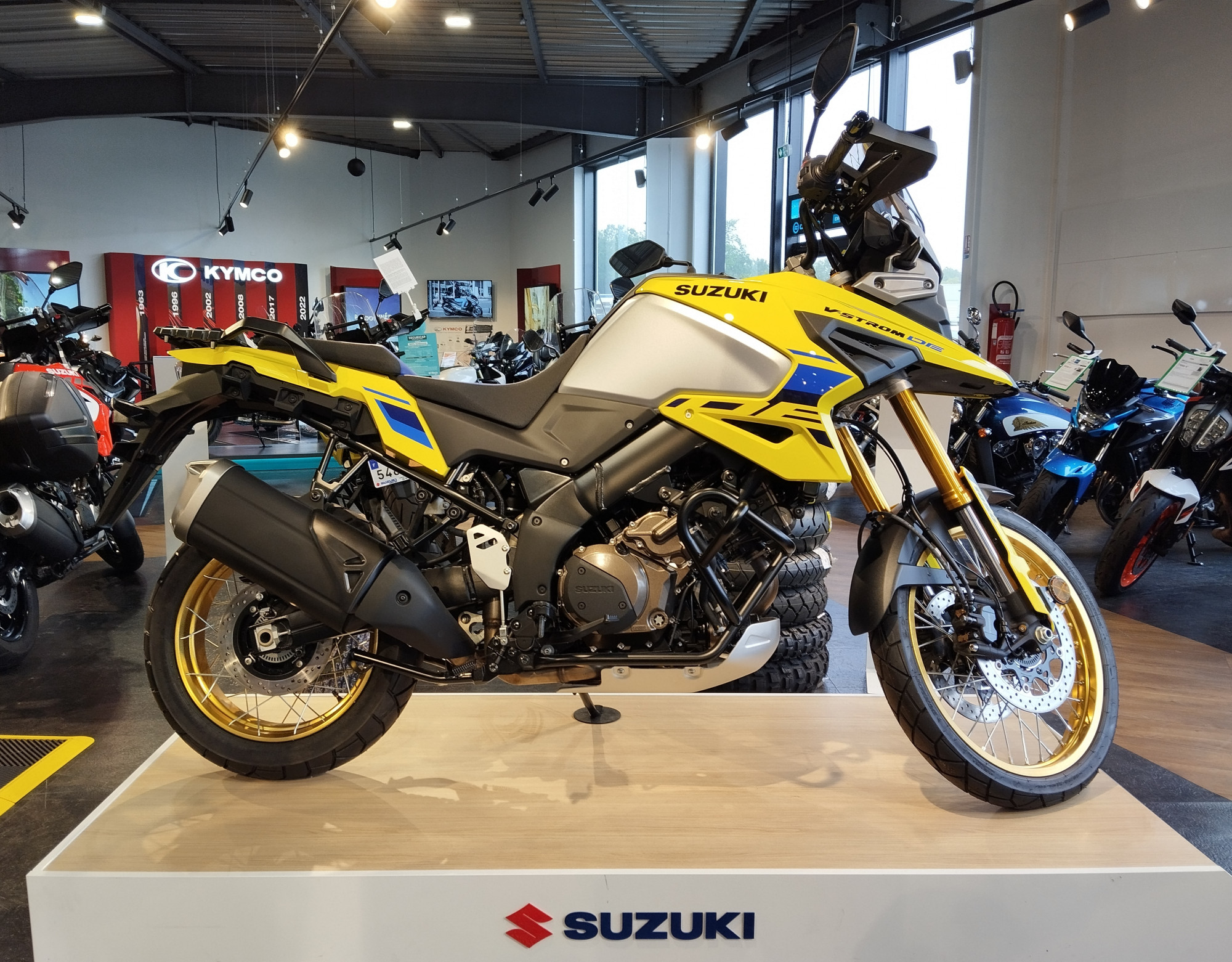 photo de SUZUKI DL 1050 V-STROM DE 1050 occasion de couleur  en vente à Orvault n°3